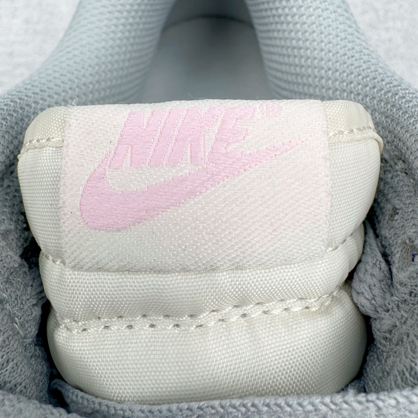 图片[13]-＃YC纯原 NK Dunk Low 灰粉 DD1873-002 实力大厂出品 新配色陆续开发 利润个位数只为口碑 全套原纸板楦头开发 确保原汁原味 完美呈现DUNK版型 一比一鞋头弧度高度鞋身弧度 此版本只针对中端市场 皮料材质有所更替 其他数据细节工艺流程均保持一致 绝不口嗨 细节品控鞋型随意对比 独家私模官方第六代原厂航空铝磨具打磨大底 鞋头坡度极致还原 无解鞋型 原盒原配 圈内天花板工艺 原厂玻璃冲刀 超高清洁度 全鞋零毛边皮料切割 原厂中底布点胶 中底布拉帮走线遵循公司 尺码：36 36.5 37.5 38 38.5 39 40 40.5 41 42 42.5 43 44 44.5 45 46-选品中心