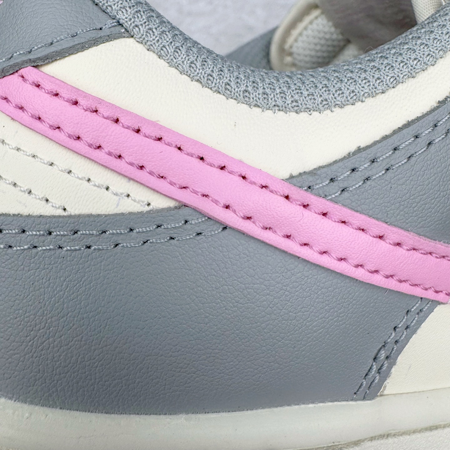 图片[16]-＃YC纯原 NK Dunk Low 灰粉 DD1873-002 实力大厂出品 新配色陆续开发 利润个位数只为口碑 全套原纸板楦头开发 确保原汁原味 完美呈现DUNK版型 一比一鞋头弧度高度鞋身弧度 此版本只针对中端市场 皮料材质有所更替 其他数据细节工艺流程均保持一致 绝不口嗨 细节品控鞋型随意对比 独家私模官方第六代原厂航空铝磨具打磨大底 鞋头坡度极致还原 无解鞋型 原盒原配 圈内天花板工艺 原厂玻璃冲刀 超高清洁度 全鞋零毛边皮料切割 原厂中底布点胶 中底布拉帮走线遵循公司 尺码：36 36.5 37.5 38 38.5 39 40 40.5 41 42 42.5 43 44 44.5 45 46-选品中心