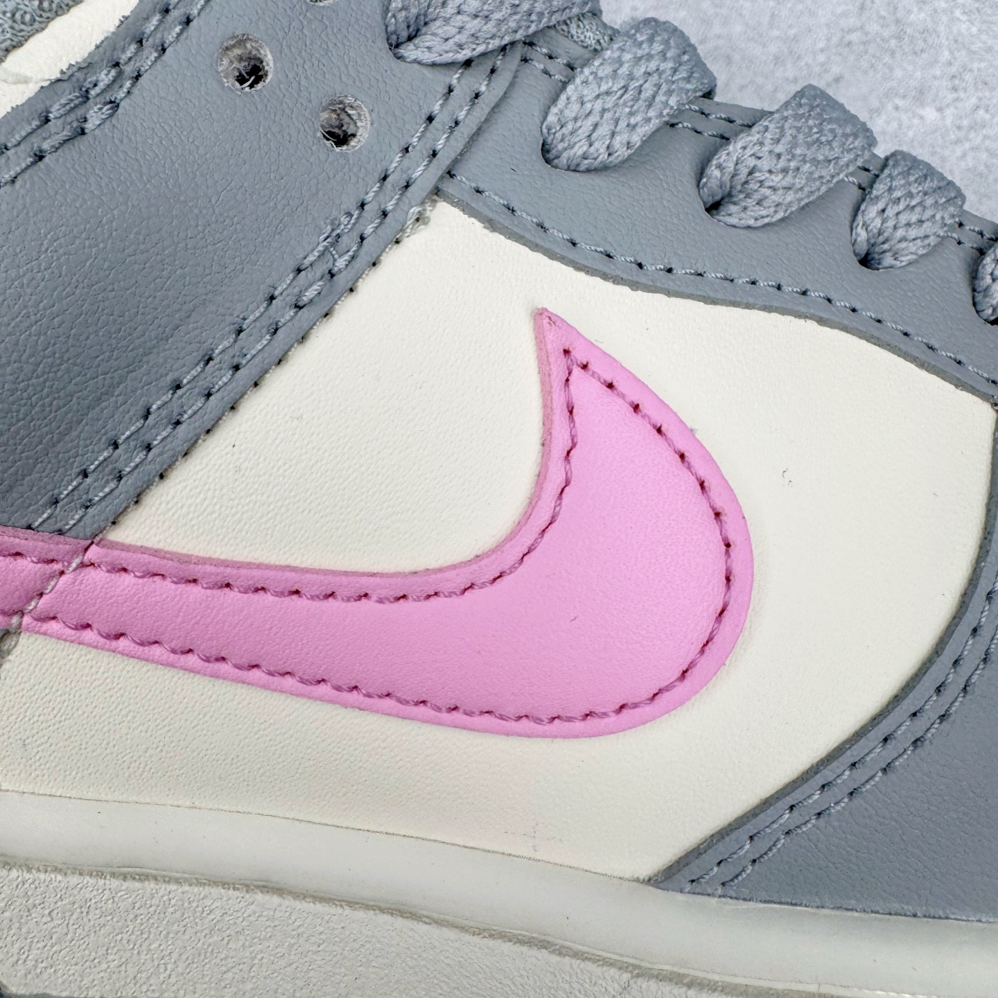 图片[17]-＃YC纯原 NK Dunk Low 灰粉 DD1873-002 实力大厂出品 新配色陆续开发 利润个位数只为口碑 全套原纸板楦头开发 确保原汁原味 完美呈现DUNK版型 一比一鞋头弧度高度鞋身弧度 此版本只针对中端市场 皮料材质有所更替 其他数据细节工艺流程均保持一致 绝不口嗨 细节品控鞋型随意对比 独家私模官方第六代原厂航空铝磨具打磨大底 鞋头坡度极致还原 无解鞋型 原盒原配 圈内天花板工艺 原厂玻璃冲刀 超高清洁度 全鞋零毛边皮料切割 原厂中底布点胶 中底布拉帮走线遵循公司 尺码：36 36.5 37.5 38 38.5 39 40 40.5 41 42 42.5 43 44 44.5 45 46-选品中心