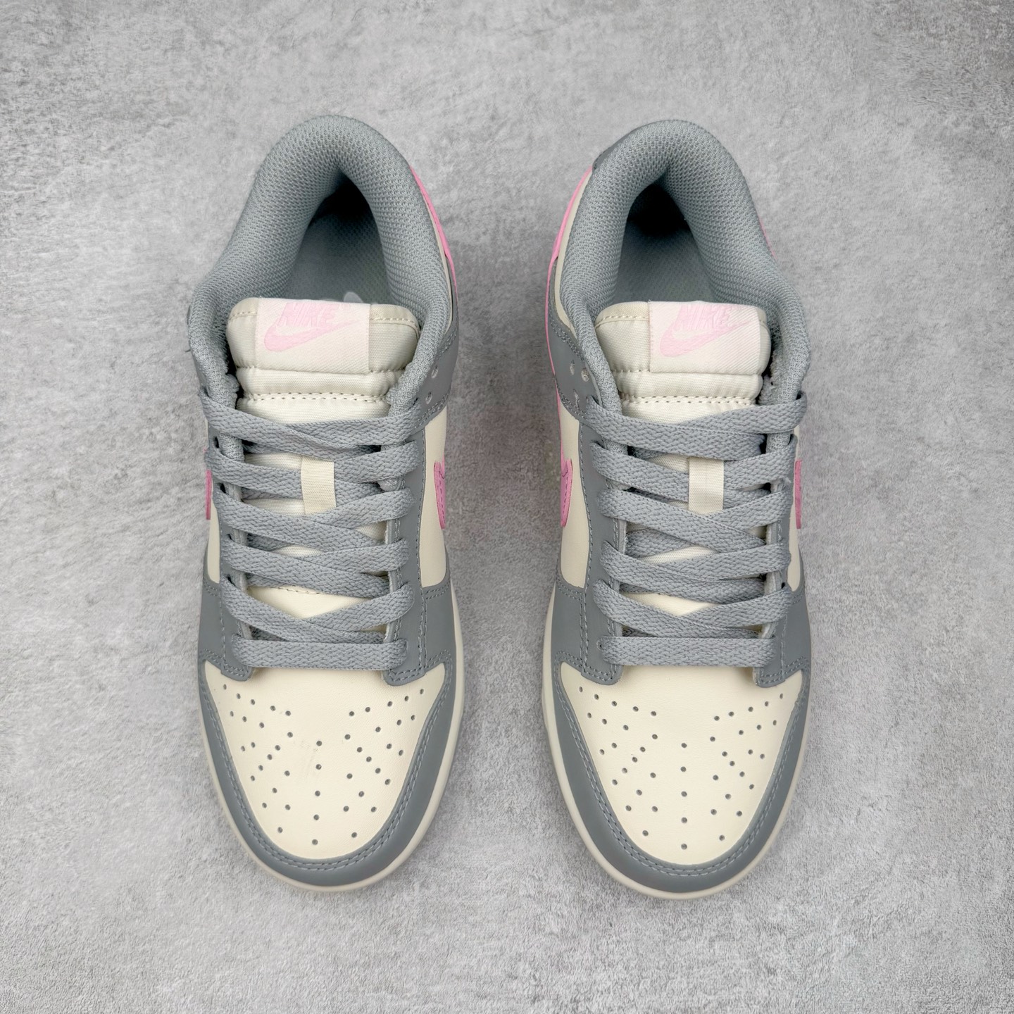 图片[2]-＃YC纯原 NK Dunk Low 灰粉 DD1873-002 实力大厂出品 新配色陆续开发 利润个位数只为口碑 全套原纸板楦头开发 确保原汁原味 完美呈现DUNK版型 一比一鞋头弧度高度鞋身弧度 此版本只针对中端市场 皮料材质有所更替 其他数据细节工艺流程均保持一致 绝不口嗨 细节品控鞋型随意对比 独家私模官方第六代原厂航空铝磨具打磨大底 鞋头坡度极致还原 无解鞋型 原盒原配 圈内天花板工艺 原厂玻璃冲刀 超高清洁度 全鞋零毛边皮料切割 原厂中底布点胶 中底布拉帮走线遵循公司 尺码：36 36.5 37.5 38 38.5 39 40 40.5 41 42 42.5 43 44 44.5 45 46-选品中心