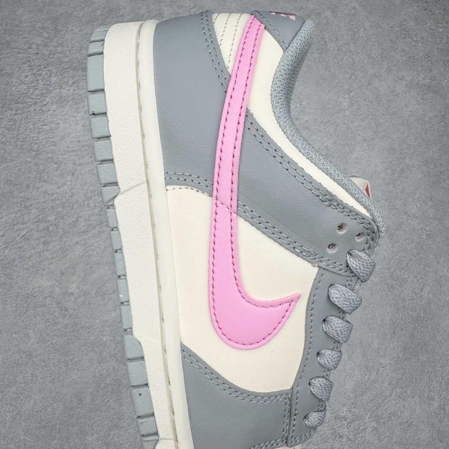 图片[6]-＃YC纯原 NK Dunk Low 灰粉 DD1873-002 实力大厂出品 新配色陆续开发 利润个位数只为口碑 全套原纸板楦头开发 确保原汁原味 完美呈现DUNK版型 一比一鞋头弧度高度鞋身弧度 此版本只针对中端市场 皮料材质有所更替 其他数据细节工艺流程均保持一致 绝不口嗨 细节品控鞋型随意对比 独家私模官方第六代原厂航空铝磨具打磨大底 鞋头坡度极致还原 无解鞋型 原盒原配 圈内天花板工艺 原厂玻璃冲刀 超高清洁度 全鞋零毛边皮料切割 原厂中底布点胶 中底布拉帮走线遵循公司 尺码：36 36.5 37.5 38 38.5 39 40 40.5 41 42 42.5 43 44 44.5 45 46-选品中心