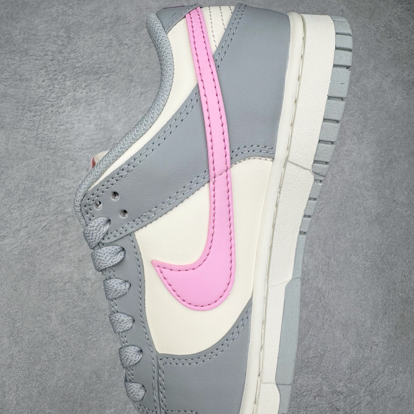 图片[7]-＃YC纯原 NK Dunk Low 灰粉 DD1873-002 实力大厂出品 新配色陆续开发 利润个位数只为口碑 全套原纸板楦头开发 确保原汁原味 完美呈现DUNK版型 一比一鞋头弧度高度鞋身弧度 此版本只针对中端市场 皮料材质有所更替 其他数据细节工艺流程均保持一致 绝不口嗨 细节品控鞋型随意对比 独家私模官方第六代原厂航空铝磨具打磨大底 鞋头坡度极致还原 无解鞋型 原盒原配 圈内天花板工艺 原厂玻璃冲刀 超高清洁度 全鞋零毛边皮料切割 原厂中底布点胶 中底布拉帮走线遵循公司 尺码：36 36.5 37.5 38 38.5 39 40 40.5 41 42 42.5 43 44 44.5 45 46-选品中心