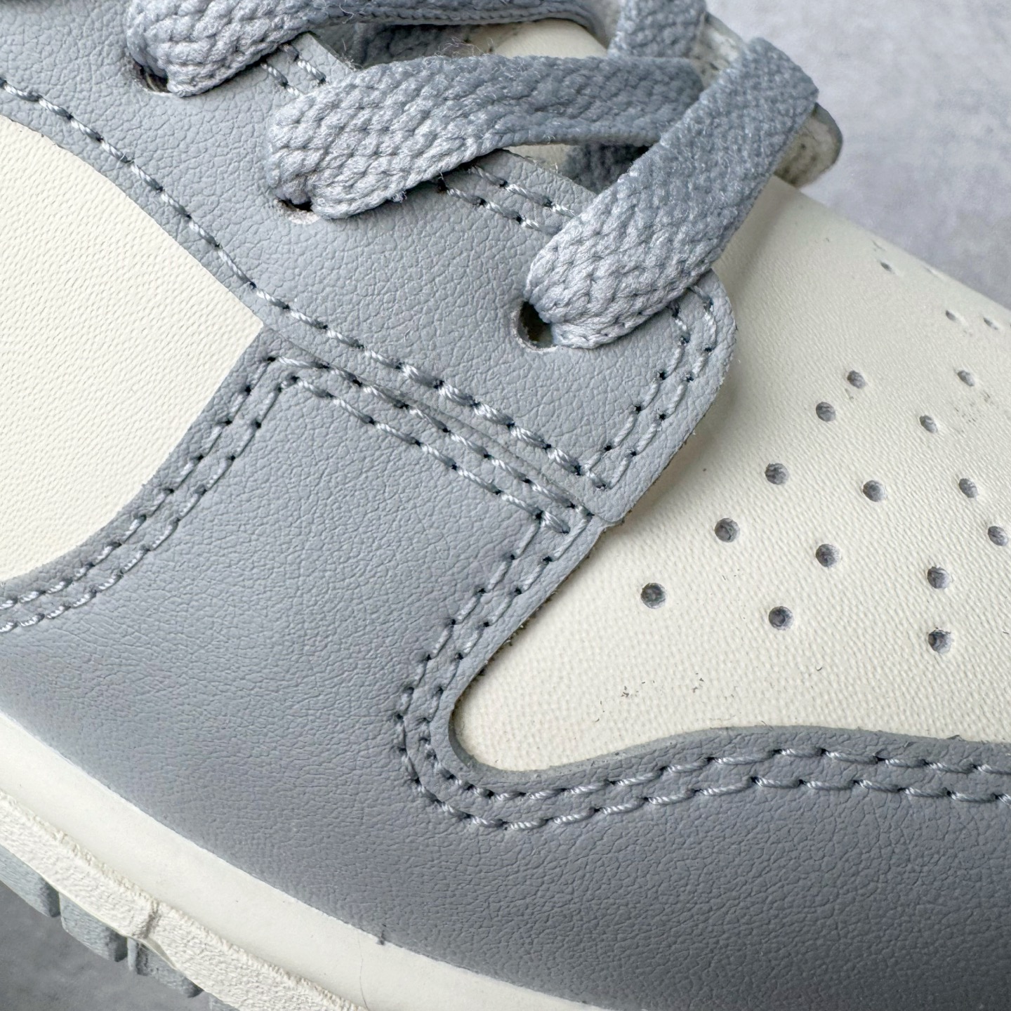 图片[18]-＃YC纯原 NK Dunk Low 灰粉 DD1873-002 实力大厂出品 新配色陆续开发 利润个位数只为口碑 全套原纸板楦头开发 确保原汁原味 完美呈现DUNK版型 一比一鞋头弧度高度鞋身弧度 此版本只针对中端市场 皮料材质有所更替 其他数据细节工艺流程均保持一致 绝不口嗨 细节品控鞋型随意对比 独家私模官方第六代原厂航空铝磨具打磨大底 鞋头坡度极致还原 无解鞋型 原盒原配 圈内天花板工艺 原厂玻璃冲刀 超高清洁度 全鞋零毛边皮料切割 原厂中底布点胶 中底布拉帮走线遵循公司 尺码：36 36.5 37.5 38 38.5 39 40 40.5 41 42 42.5 43 44 44.5 45 46-选品中心