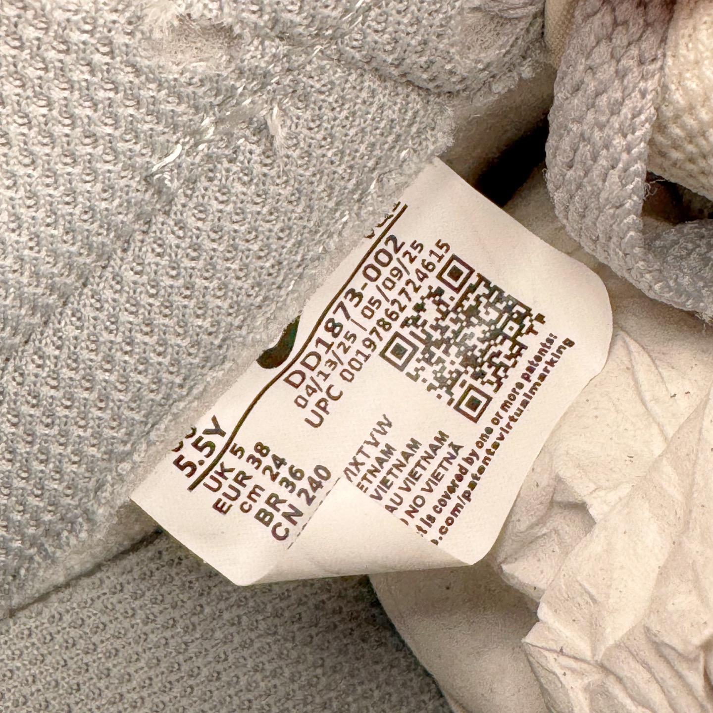 图片[12]-＃YC纯原 NK Dunk Low 灰粉 DD1873-002 实力大厂出品 新配色陆续开发 利润个位数只为口碑 全套原纸板楦头开发 确保原汁原味 完美呈现DUNK版型 一比一鞋头弧度高度鞋身弧度 此版本只针对中端市场 皮料材质有所更替 其他数据细节工艺流程均保持一致 绝不口嗨 细节品控鞋型随意对比 独家私模官方第六代原厂航空铝磨具打磨大底 鞋头坡度极致还原 无解鞋型 原盒原配 圈内天花板工艺 原厂玻璃冲刀 超高清洁度 全鞋零毛边皮料切割 原厂中底布点胶 中底布拉帮走线遵循公司 尺码：36 36.5 37.5 38 38.5 39 40 40.5 41 42 42.5 43 44 44.5 45 46-选品中心