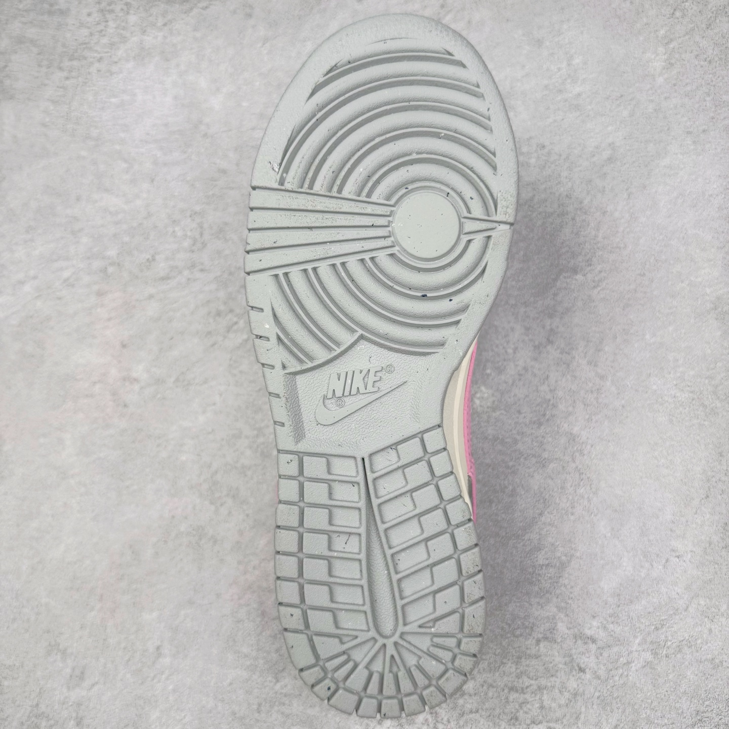 图片[9]-＃YC纯原 NK Dunk Low 灰粉 DD1873-002 实力大厂出品 新配色陆续开发 利润个位数只为口碑 全套原纸板楦头开发 确保原汁原味 完美呈现DUNK版型 一比一鞋头弧度高度鞋身弧度 此版本只针对中端市场 皮料材质有所更替 其他数据细节工艺流程均保持一致 绝不口嗨 细节品控鞋型随意对比 独家私模官方第六代原厂航空铝磨具打磨大底 鞋头坡度极致还原 无解鞋型 原盒原配 圈内天花板工艺 原厂玻璃冲刀 超高清洁度 全鞋零毛边皮料切割 原厂中底布点胶 中底布拉帮走线遵循公司 尺码：36 36.5 37.5 38 38.5 39 40 40.5 41 42 42.5 43 44 44.5 45 46-选品中心