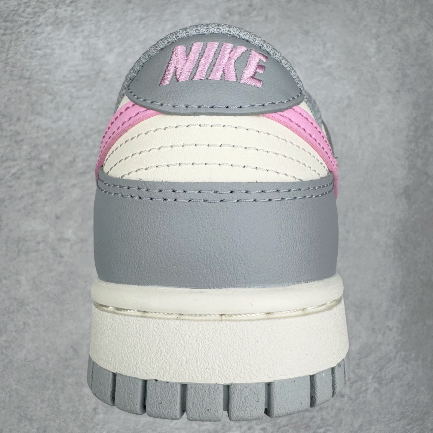 图片[8]-＃YC纯原 NK Dunk Low 灰粉 DD1873-002 实力大厂出品 新配色陆续开发 利润个位数只为口碑 全套原纸板楦头开发 确保原汁原味 完美呈现DUNK版型 一比一鞋头弧度高度鞋身弧度 此版本只针对中端市场 皮料材质有所更替 其他数据细节工艺流程均保持一致 绝不口嗨 细节品控鞋型随意对比 独家私模官方第六代原厂航空铝磨具打磨大底 鞋头坡度极致还原 无解鞋型 原盒原配 圈内天花板工艺 原厂玻璃冲刀 超高清洁度 全鞋零毛边皮料切割 原厂中底布点胶 中底布拉帮走线遵循公司 尺码：36 36.5 37.5 38 38.5 39 40 40.5 41 42 42.5 43 44 44.5 45 46-选品中心