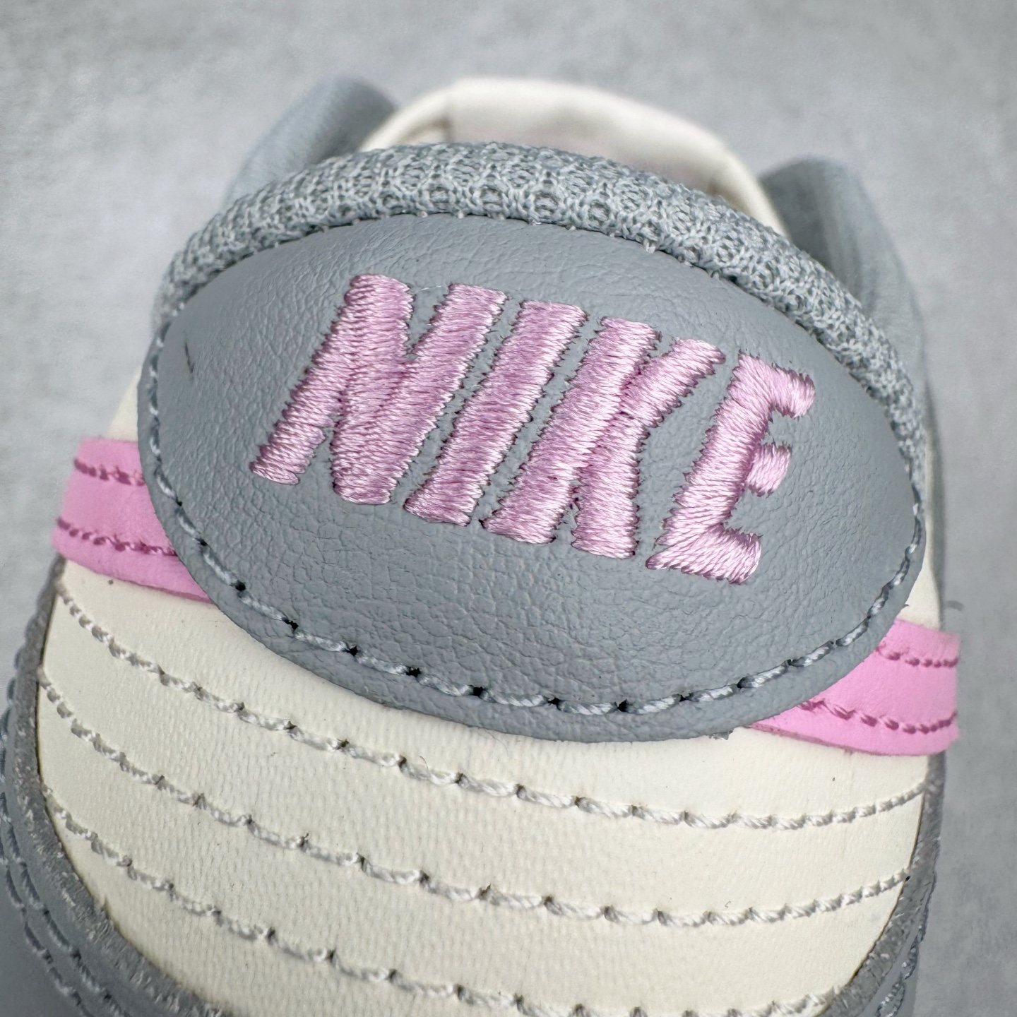 图片[15]-＃YC纯原 NK Dunk Low 灰粉 DD1873-002 实力大厂出品 新配色陆续开发 利润个位数只为口碑 全套原纸板楦头开发 确保原汁原味 完美呈现DUNK版型 一比一鞋头弧度高度鞋身弧度 此版本只针对中端市场 皮料材质有所更替 其他数据细节工艺流程均保持一致 绝不口嗨 细节品控鞋型随意对比 独家私模官方第六代原厂航空铝磨具打磨大底 鞋头坡度极致还原 无解鞋型 原盒原配 圈内天花板工艺 原厂玻璃冲刀 超高清洁度 全鞋零毛边皮料切割 原厂中底布点胶 中底布拉帮走线遵循公司 尺码：36 36.5 37.5 38 38.5 39 40 40.5 41 42 42.5 43 44 44.5 45 46-选品中心