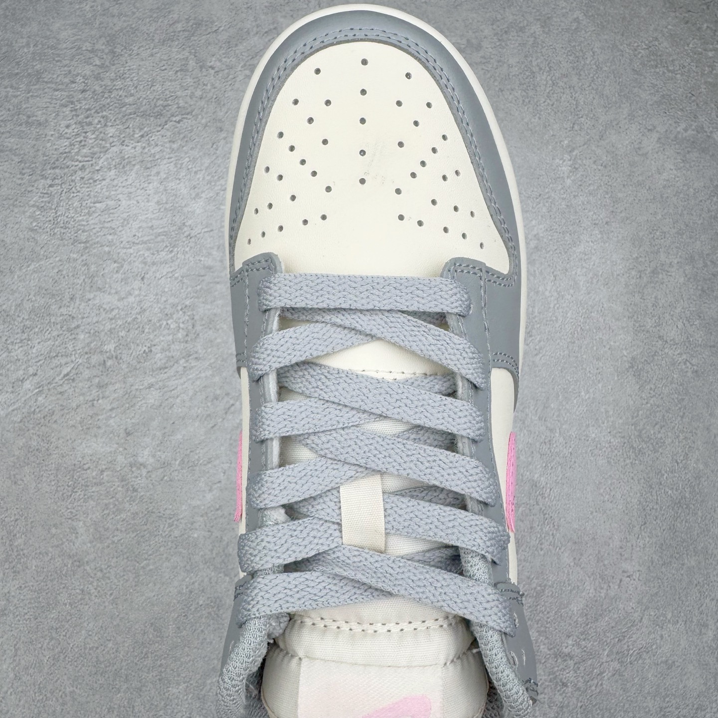 图片[4]-＃YC纯原 NK Dunk Low 灰粉 DD1873-002 实力大厂出品 新配色陆续开发 利润个位数只为口碑 全套原纸板楦头开发 确保原汁原味 完美呈现DUNK版型 一比一鞋头弧度高度鞋身弧度 此版本只针对中端市场 皮料材质有所更替 其他数据细节工艺流程均保持一致 绝不口嗨 细节品控鞋型随意对比 独家私模官方第六代原厂航空铝磨具打磨大底 鞋头坡度极致还原 无解鞋型 原盒原配 圈内天花板工艺 原厂玻璃冲刀 超高清洁度 全鞋零毛边皮料切割 原厂中底布点胶 中底布拉帮走线遵循公司 尺码：36 36.5 37.5 38 38.5 39 40 40.5 41 42 42.5 43 44 44.5 45 46-选品中心