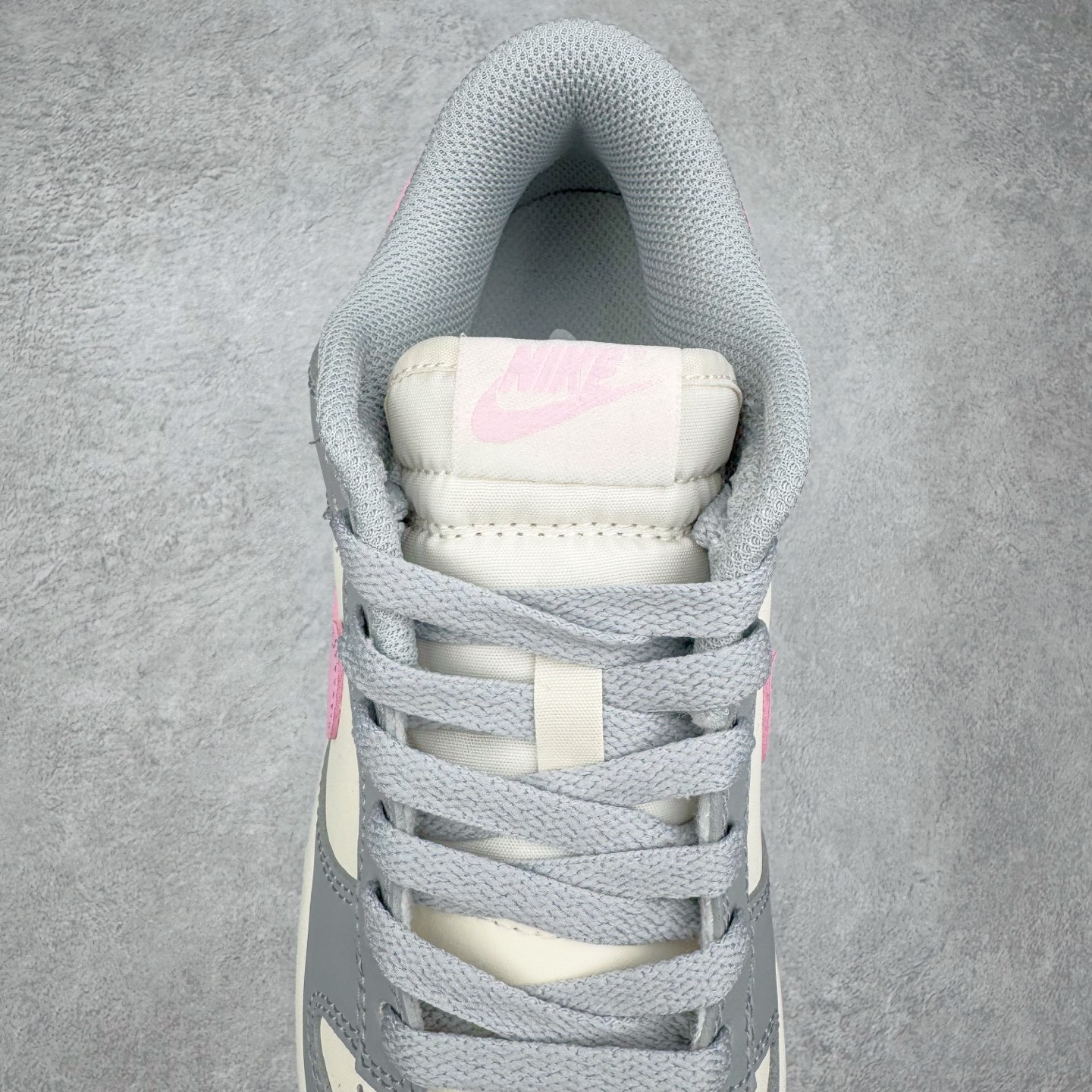 图片[5]-＃YC纯原 NK Dunk Low 灰粉 DD1873-002 实力大厂出品 新配色陆续开发 利润个位数只为口碑 全套原纸板楦头开发 确保原汁原味 完美呈现DUNK版型 一比一鞋头弧度高度鞋身弧度 此版本只针对中端市场 皮料材质有所更替 其他数据细节工艺流程均保持一致 绝不口嗨 细节品控鞋型随意对比 独家私模官方第六代原厂航空铝磨具打磨大底 鞋头坡度极致还原 无解鞋型 原盒原配 圈内天花板工艺 原厂玻璃冲刀 超高清洁度 全鞋零毛边皮料切割 原厂中底布点胶 中底布拉帮走线遵循公司 尺码：36 36.5 37.5 38 38.5 39 40 40.5 41 42 42.5 43 44 44.5 45 46-选品中心