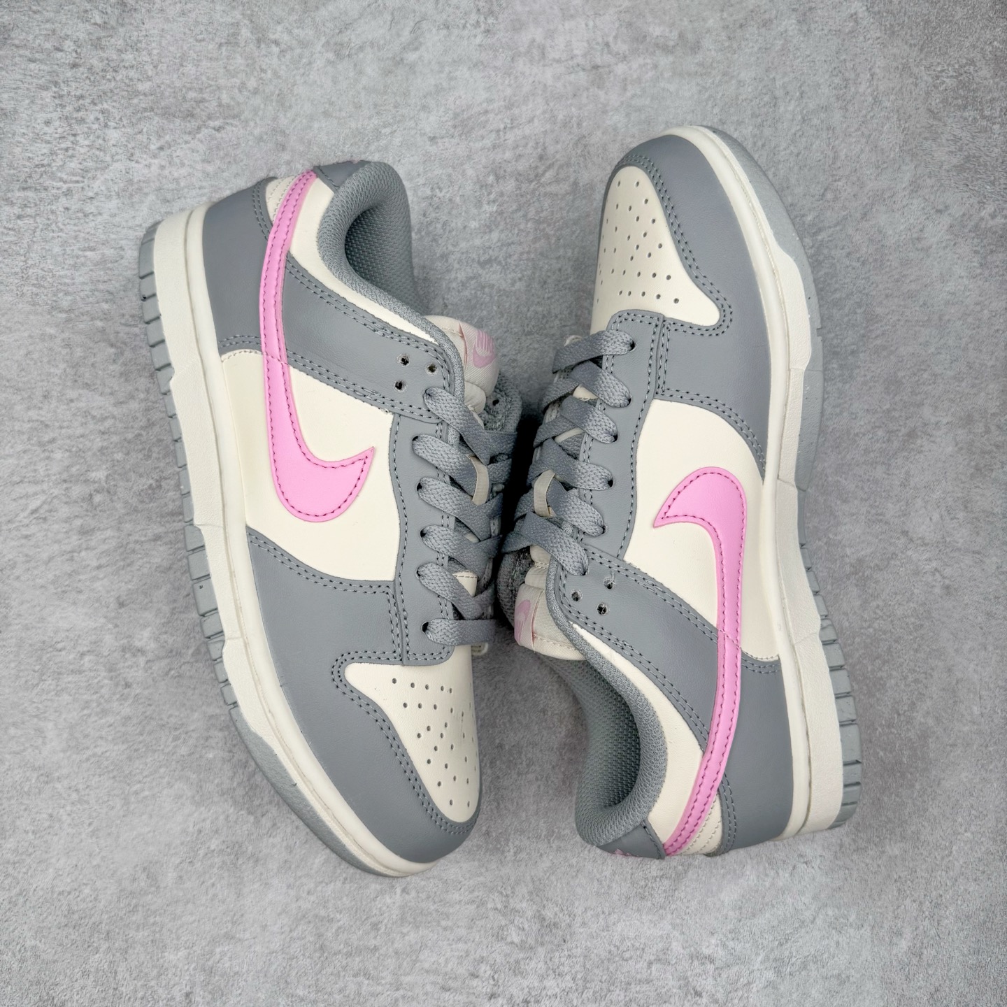 图片[3]-＃YC纯原 NK Dunk Low 灰粉 DD1873-002 实力大厂出品 新配色陆续开发 利润个位数只为口碑 全套原纸板楦头开发 确保原汁原味 完美呈现DUNK版型 一比一鞋头弧度高度鞋身弧度 此版本只针对中端市场 皮料材质有所更替 其他数据细节工艺流程均保持一致 绝不口嗨 细节品控鞋型随意对比 独家私模官方第六代原厂航空铝磨具打磨大底 鞋头坡度极致还原 无解鞋型 原盒原配 圈内天花板工艺 原厂玻璃冲刀 超高清洁度 全鞋零毛边皮料切割 原厂中底布点胶 中底布拉帮走线遵循公司 尺码：36 36.5 37.5 38 38.5 39 40 40.5 41 42 42.5 43 44 44.5 45 46-选品中心