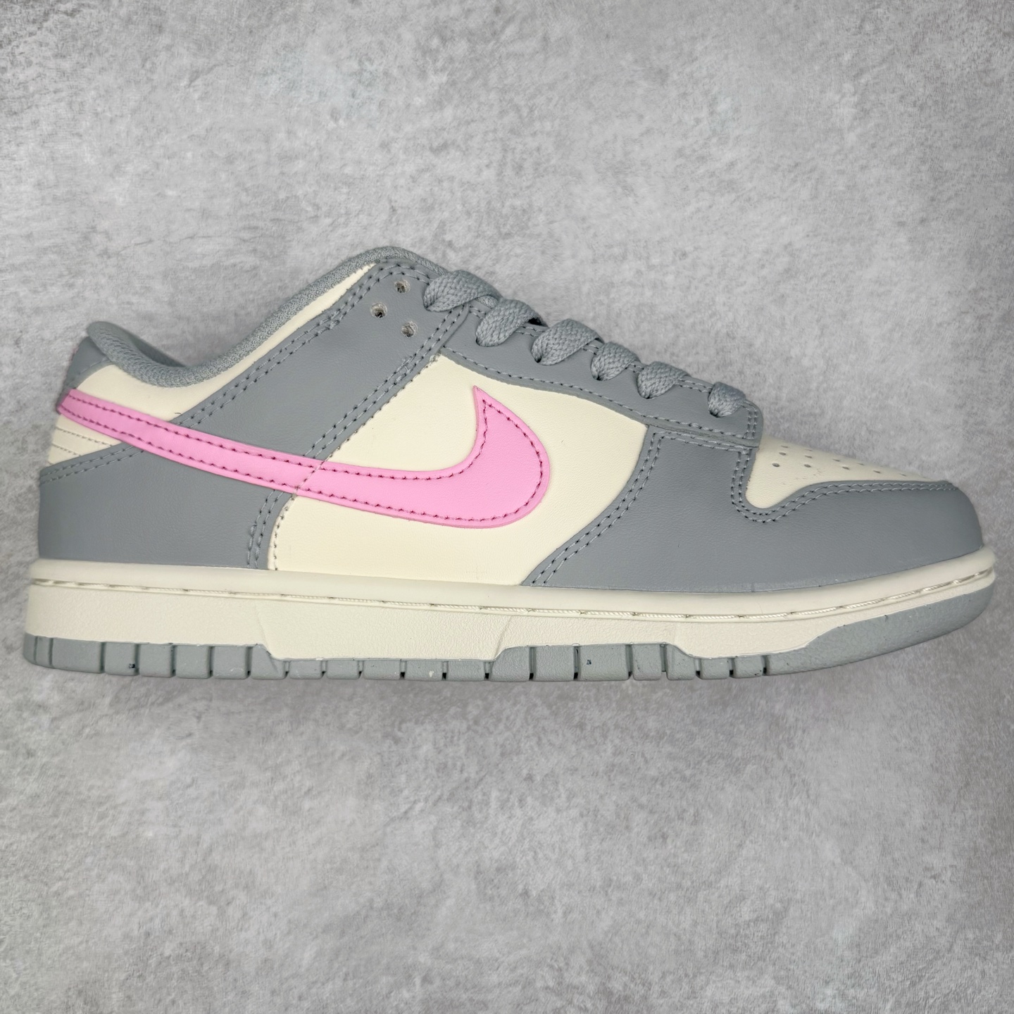 ＃YC纯原 NK Dunk Low 灰粉 DD1873-002 实力大厂出品 新配色陆续开发 利润个位数只为口碑 全套原纸板楦头开发 确保原汁原味 完美呈现DUNK版型 一比一鞋头弧度高度鞋身弧度 此版本只针对中端市场 皮料材质有所更替 其他数据细节工艺流程均保持一致 绝不口嗨 细节品控鞋型随意对比 独家私模官方第六代原厂航空铝磨具打磨大底 鞋头坡度极致还原 无解鞋型 原盒原配 圈内天花板工艺 原厂玻璃冲刀 超高清洁度 全鞋零毛边皮料切割 原厂中底布点胶 中底布拉帮走线遵循公司 尺码：36 36.5 37.5 38 38.5 39 40 40.5 41 42 42.5 43 44 44.5 45 46-选品中心