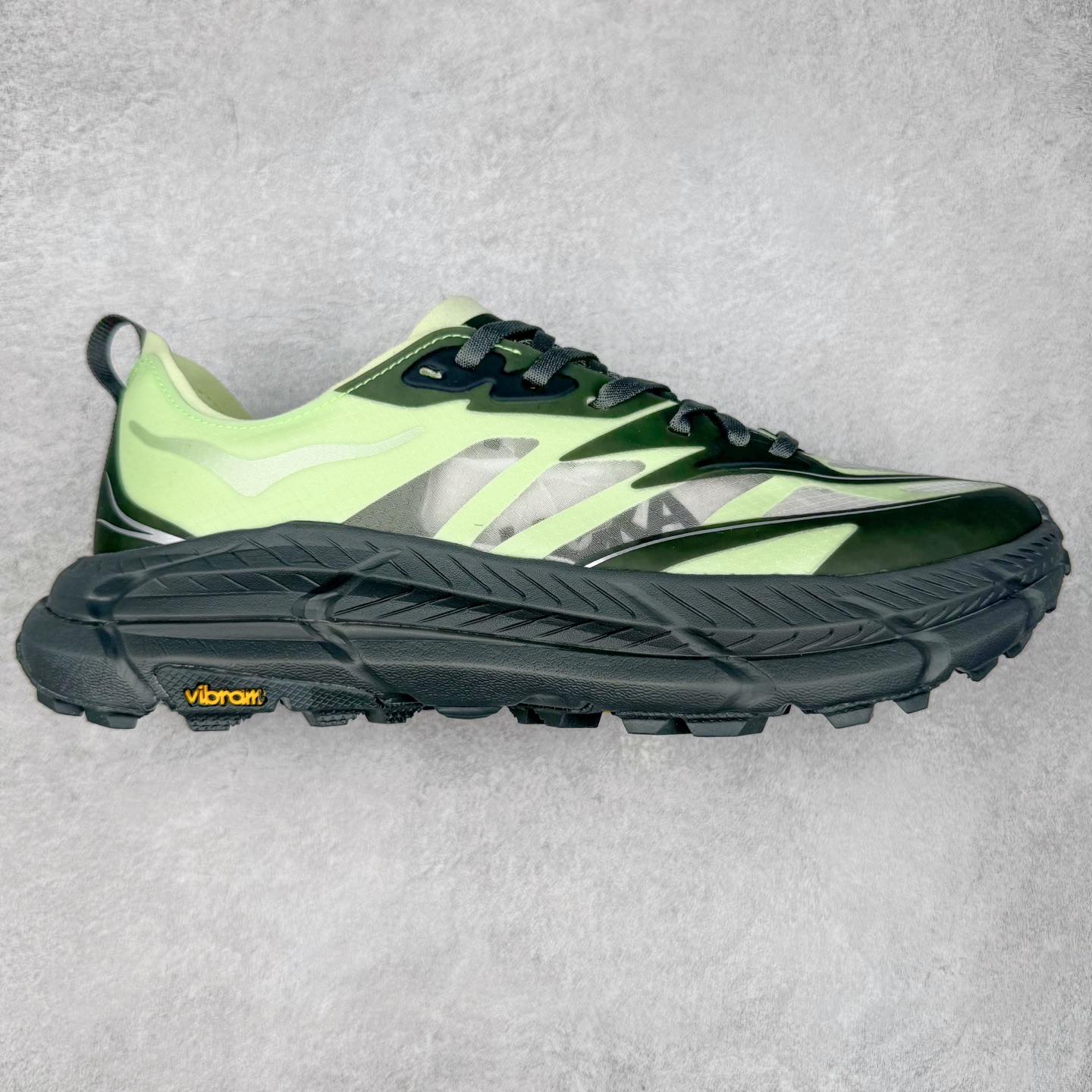 Satisfy x HOKA ONE ONE 百搭简约防滑耐磨低帮跑步鞋 联名配色 球鞋继承了HOKA的经典越野鞋型MAFATE SPEED 4的设计，更在此基础上进行了创新和提升，使得它既适合户外越野跑，又充满了时尚潮流的元素。它的半透明鞋面设计，不仅让鞋身看起来更加轻便，而且提供了良好的透气性。而保护性的防撕裂尼龙面料，则确保了在复杂地形中的耐用性。这样的设计，让人在享受奔跑的同时，也能感受到鞋底带来的舒适。双层ProFly™中底的使用，是这款鞋的另一个亮点。这种中底材质，提供了卓越的缓震性能，无论是在崎岖的山路上，还是在平坦的道路上，都能给跑者带来稳定的支撑。而VIBRAM MEGAGRIP®及LITEBASE®大底的搭载，更是让这款鞋在保持高抓地力的同时，减轻了鞋底的重量，使得每一步跑动都轻盈如飞。尺码：36 36.5 37.5 38 38.5 39 40 40.5 41 42 42.5 43 44 44.5 45 46-选品中心