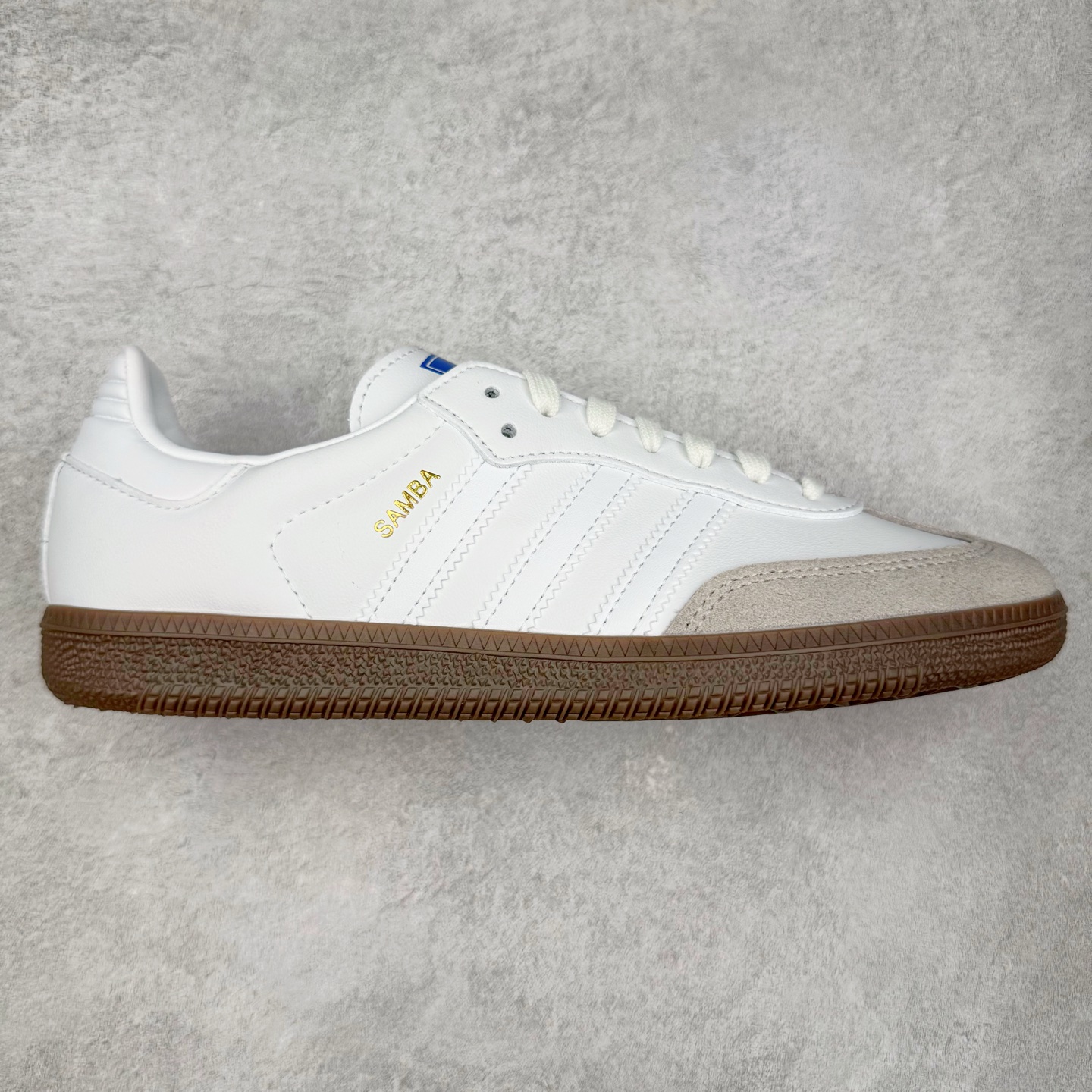AD Original Samba OG 复古经典轻便板鞋 IE3439 口碑大厂出品 品控大底版型不断改良更新 全套原纸板楦头开发 确保原汁原味 完美呈现桑巴版型 一比一鞋头弧度高度鞋身弧度 此版本只针对中端市场 皮料材质有所更替 其他数据细节工艺流程均保持一致 绝不口嗨 细节品控鞋型随意对比 正确烫金高频细节 原装纳米超迁皮料 独家私模橡胶大底 原盒原配 这款桑巴鞋展示了高质量的工艺 带有装饰的超锁缝制和无缝的手感 柔软、柔软的皮革造型和标志性的3条纹完成了精致的外观 正规合身鞋带 鞋面上有绒面鞋垫 橡胶鞋底 享受正畸套筒软感 自50年代首次亮相以来就一直在赢得粉丝的青睐 尺码：35.5 36 36.5 37.5 38 38.5 39 40 40.5 41 42 42.5 43 44 44.5 45-选品中心