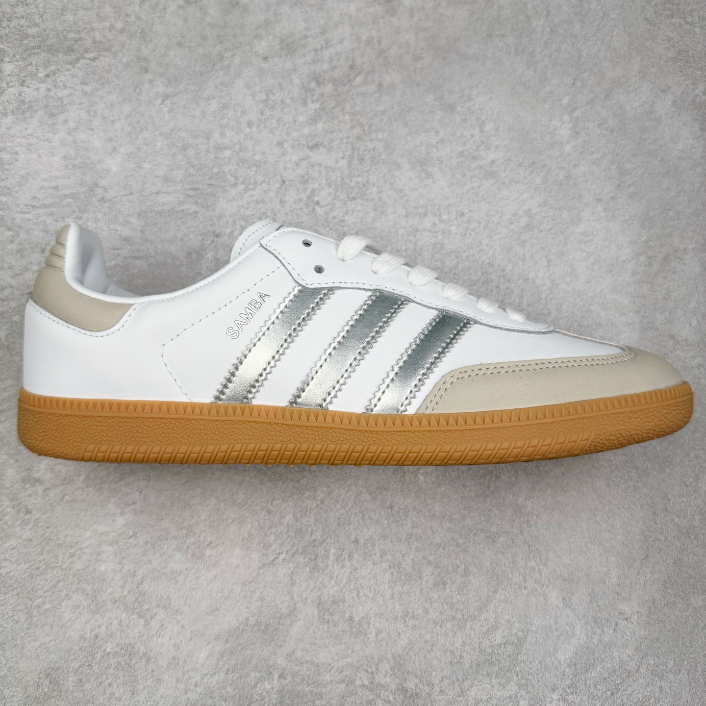 AD Original Samba OG 复古经典轻便板鞋 JI2725 口碑大厂出品 品控大底版型不断改良更新 全套原纸板楦头开发 确保原汁原味 完美呈现桑巴版型 一比一鞋头弧度高度鞋身弧度 此版本只针对中端市场 皮料材质有所更替 其他数据细节工艺流程均保持一致 绝不口嗨 细节品控鞋型随意对比 正确烫金高频细节 原装纳米超迁皮料 独家私模橡胶大底 原盒原配 这款桑巴鞋展示了高质量的工艺 带有装饰的超锁缝制和无缝的手感 柔软、柔软的皮革造型和标志性的3条纹完成了精致的外观 正规合身鞋带 鞋面上有绒面鞋垫 橡胶鞋底 享受正畸套筒软感 自50年代首次亮相以来就一直在赢得粉丝的青睐 尺码：35.5 36 36.5 37.5 38 38.5 39 40 40.5 41 42 42.5 43 44 44.5 45-选品中心