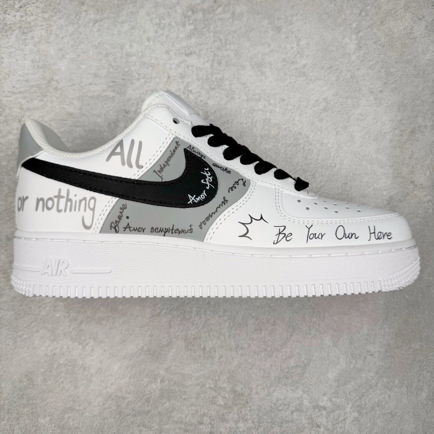 NK Air Force 1´07 Low 空军一号低帮百搭休闲运动板鞋 ZH0316-087 柔软、弹性十足的缓震性能和出色的中底设计 横跨复古与现代的外型结合 造就出风靡全球 三十多年的Force 1 直到今天还深受青睐 实拍调校N版已经零色差零失真 百分百还原实物色彩所见即所得 不存在货不对板色差等低级问题 选购参考实物拍摄 不混卖不参货 只用心做好货严格选品 承诺混一赔十 尺码：36 36.5 37.5 38 38.5 39 40 40.5 41 42 42.5 43 44 44.5 45-选品中心