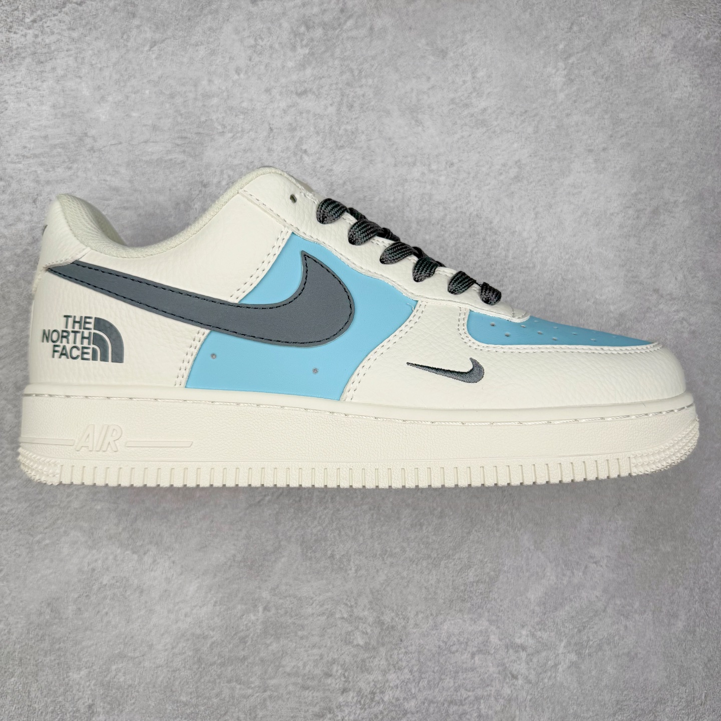 NK Air Force 1´07 Low 空军一号低帮百搭休闲运动板鞋 CS5288-026 柔软、弹性十足的缓震性能和出色的中底设计 横跨复古与现代的外型结合 造就出风靡全球 三十多年的Force 1 直到今天还深受青睐 实拍调校N版已经零色差零失真 百分百还原实物色彩所见即所得 不存在货不对板色差等低级问题 选购参考实物拍摄 不混卖不参货 只用心做好货严格选品 承诺混一赔十 尺码：36 36.5 37.5 38 38.5 39 40 40.5 41 42 42.5 43 44 44.5 45-选品中心