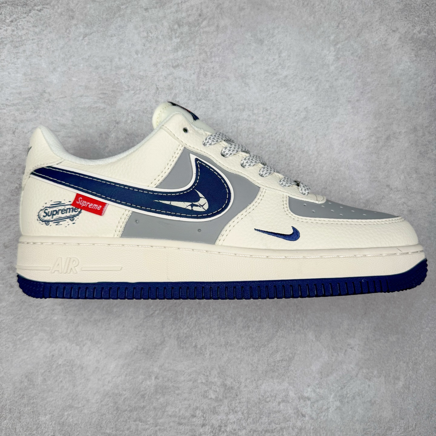 NK Air Force 1´07 Low 空军一号低帮百搭休闲运动板鞋 SM6668-112 柔软、弹性十足的缓震性能和出色的中底设计 横跨复古与现代的外型结合 造就出风靡全球 三十多年的Force 1 直到今天还深受青睐 实拍调校N版已经零色差零失真 百分百还原实物色彩所见即所得 不存在货不对板色差等低级问题 选购参考实物拍摄 不混卖不参货 只用心做好货严格选品 承诺混一赔十 尺码：36 36.5 37.5 38 38.5 39 40 40.5 41 42 42.5 43 44 44.5 45-选品中心