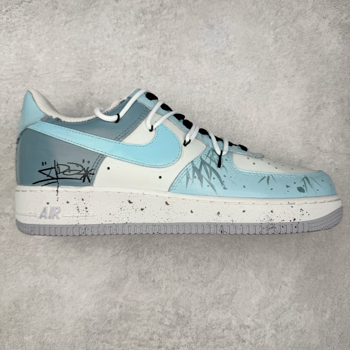 NK Air Force 1´07 Low 空军一号低帮百搭休闲运动板鞋 CW1888-006 柔软、弹性十足的缓震性能和出色的中底设计 横跨复古与现代的外型结合 造就出风靡全球 三十多年的Force 1 直到今天还深受青睐 实拍调校N版已经零色差零失真 百分百还原实物色彩所见即所得 不存在货不对板色差等低级问题 选购参考实物拍摄 不混卖不参货 只用心做好货严格选品 承诺混一赔十 尺码：36 36.5 37.5 38 38.5 39 40 40.5 41 42 42.5 43 44 44.5 45-选品中心