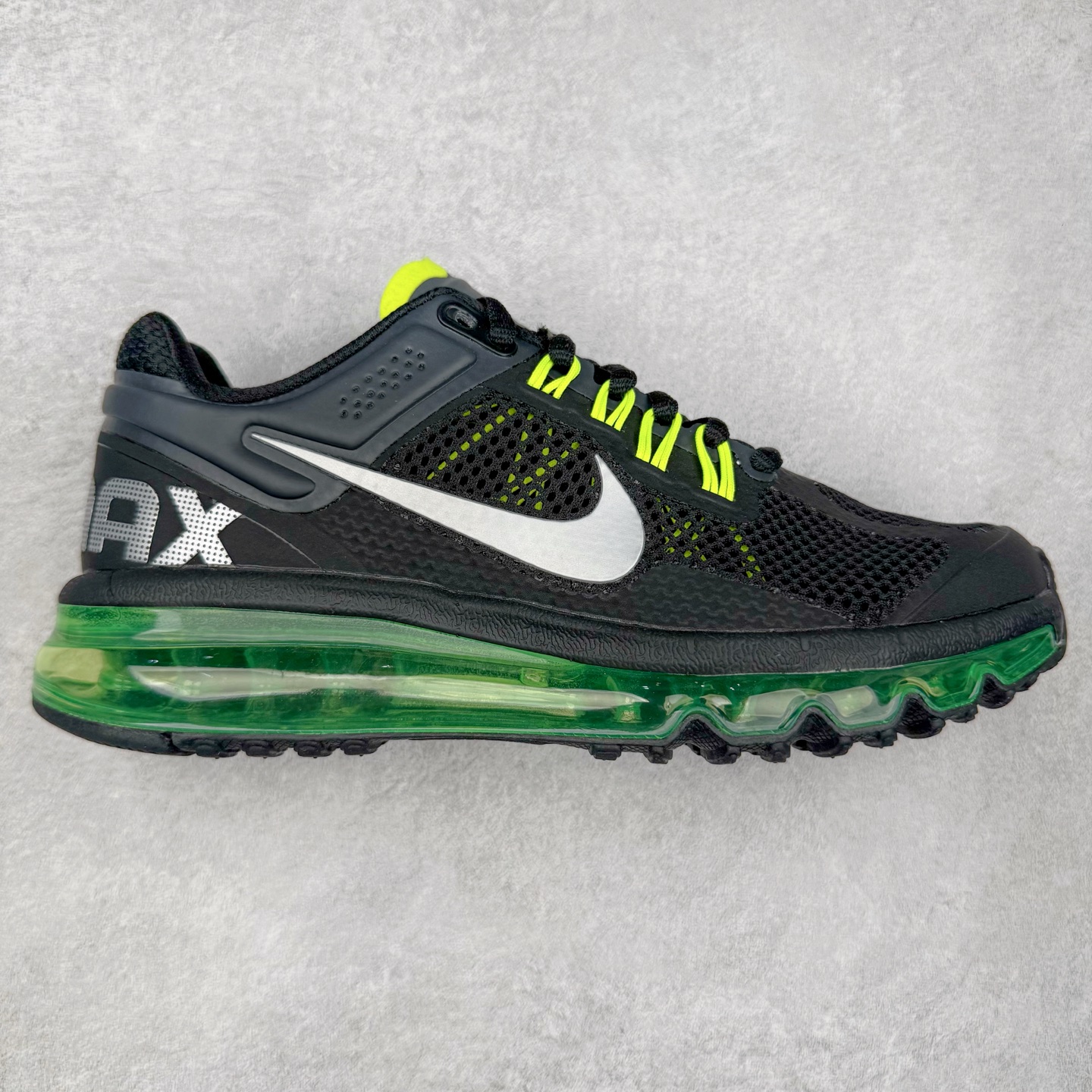 NK Air Max 2013 经典舒适时尚耐磨透气低帮气垫跑步鞋 555426-003 携时尚设计闪亮回归 出众有型 采用网眼布细节和运动风无缝覆面 助你保持清爽感受 塑就焕新造型 经典 Flywire 设计搭配经典全掌型 Max Air 缓震配置 缔造出众舒适感和支撑效果实拍调校N版已经零色差零失真 百分百还原实物色彩所见即所得 不存在货不对板色差等低级问题 选购参考实物拍摄 不混卖不参货 只用心做好货严格选品 承诺混一赔十 尺码：36 36.5 37.5 38 38.5 39 40 40.5 41 42 42.5 43 44 44.5 45 46-选品中心