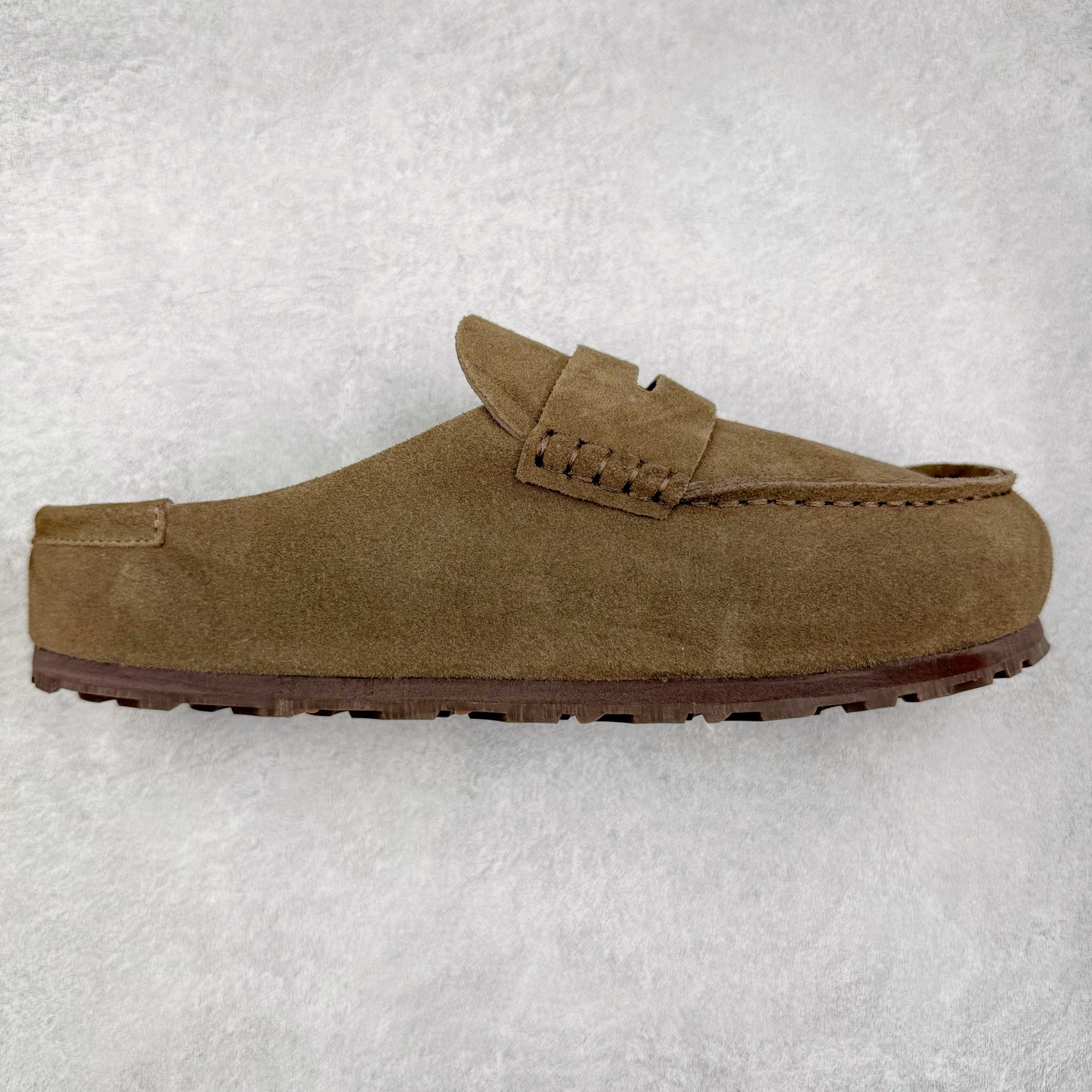 ＃GD广顶 Birkenstock Naples 勃肯绒面舒适圆头百搭增高厚底包头拖鞋男女同款 牛皮绒面革质地柔软 搭配可调节鞋扣提升穿着舒适度 人体工学设计分散脚部压力 保护脚踝 软木乳胶鞋床具有一定的收缩性 长时间穿着后能贴合脚型 EVA鞋底回弹性和抗张性力高 具有良好的防震、缓冲性 四季皆宜 柔软的鞋床采用额外的泡沫缓冲层 提供额外的舒适感和全天支撑 全网独家首发 源于德国的严谨工艺 牛巴戎面 中层松木 EVA 三层组合大底 优质牛皮面料五金扣 出口订单 尺码：35-45-选品中心