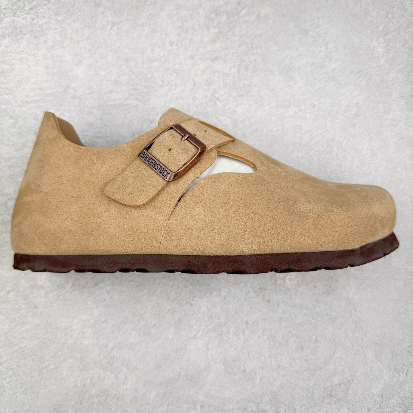 ＃GD广顶 Birkenstock Boston VL 勃肯绒面金属针扣软木底包头凉鞋 牛皮绒面革质地柔软 搭配可调节鞋扣提升穿着舒适度 人体工学设计分散脚部压力 保护脚踝 软木乳胶鞋床具有一定的收缩性 长时间穿着后能贴合脚型 EVA鞋底回弹性和抗张性力高 具有良好的防震、缓冲性 四季皆宜 柔软的鞋床采用额外的泡沫缓冲层 提供额外的舒适感和全天支撑 全网独家首发 源于德国的严谨工艺 牛巴戎面 中层松木 EVA 三层组合大底 优质牛皮面料五金扣 出口订单 尺码：35-45-选品中心