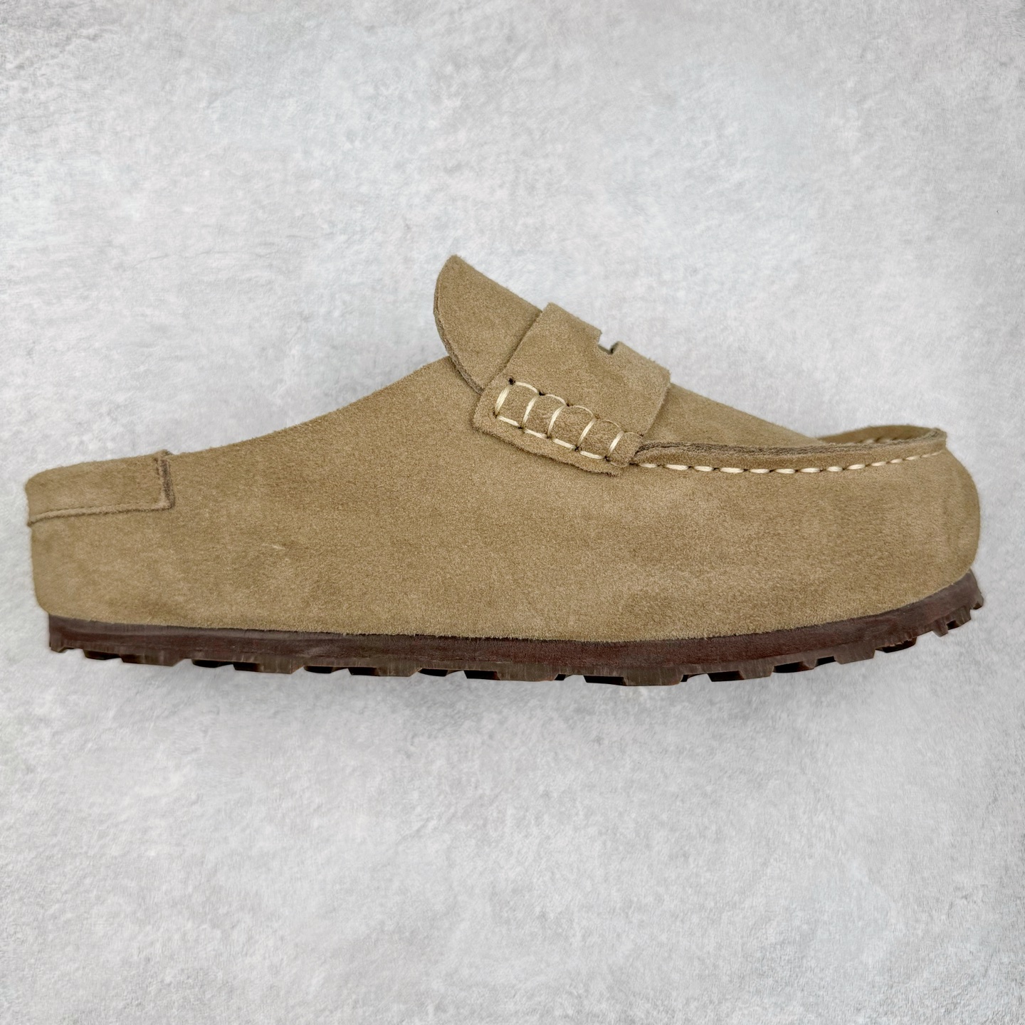 ＃GD广顶 Birkenstock Naples 勃肯绒面舒适圆头百搭增高厚底包头拖鞋男女同款 牛皮绒面革质地柔软 搭配可调节鞋扣提升穿着舒适度 人体工学设计分散脚部压力 保护脚踝 软木乳胶鞋床具有一定的收缩性 长时间穿着后能贴合脚型 EVA鞋底回弹性和抗张性力高 具有良好的防震、缓冲性 四季皆宜 柔软的鞋床采用额外的泡沫缓冲层 提供额外的舒适感和全天支撑 全网独家首发 源于德国的严谨工艺 牛巴戎面 中层松木 EVA 三层组合大底 优质牛皮面料五金扣 出口订单 尺码：35-45-选品中心