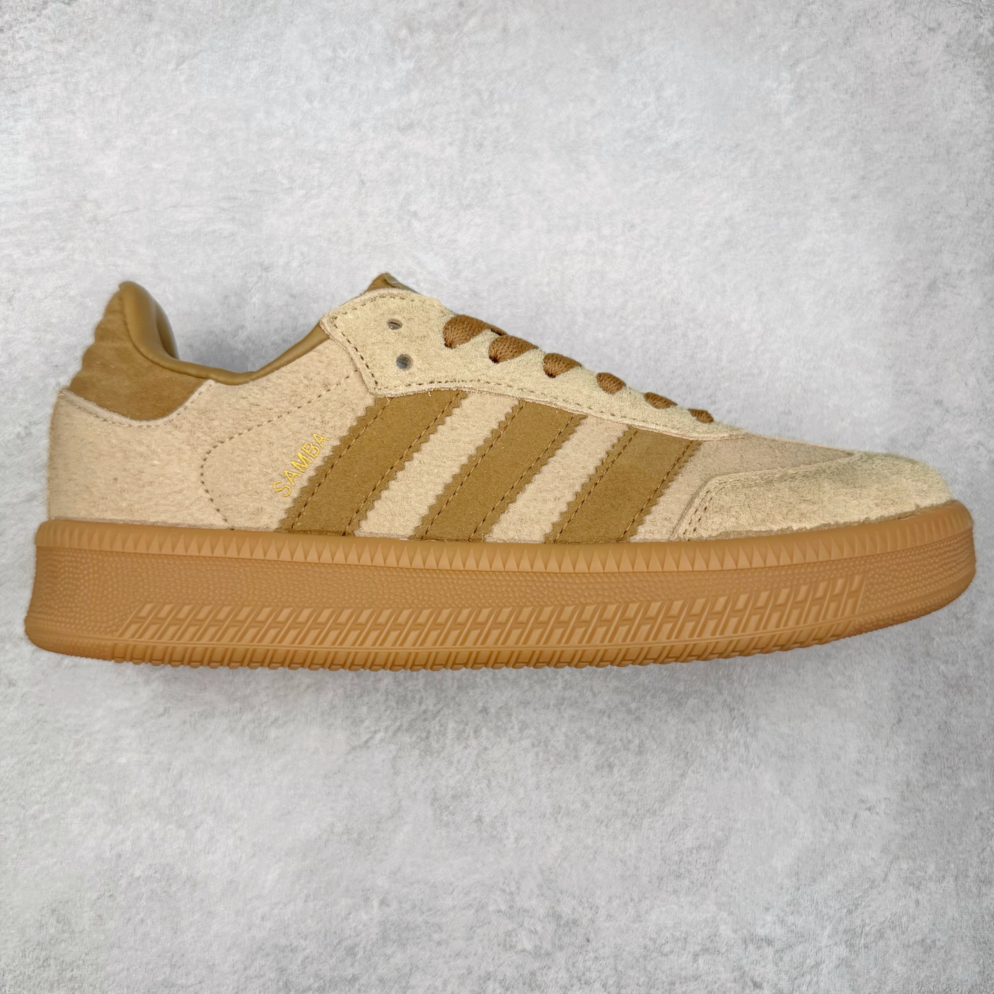 AD Samba XLG 桑巴舞加大厚底版系列德训风百搭松糕休闲运动板鞋生胶底 IG6289 自Originals Samba成功借势Blokecore风潮一跃成为街头巷尾的焦点鞋款后,不论是围绕Samba本身打造的各式「变种版本」,还是以Samba为蓝本打造联名鞋款,都成为了时尚潮流人士日常穿搭首选。Samba XLG是adidas Originals不断扩展XLG系列的一部分,旨在与年轻文化相契合,迎合那些希望通过个性时尚表达自我而不愿牺牲舒适度的年轻群体。街头时尚领域的Gen Z特别偏爱宽松的穿着风格。Samba XLG针对这一点做了创新。它在延续Samba OG经典设计的基础上,迎合年轻群体的穿着习惯,重塑为宽大的鞋身比例轮廓以及加厚中底,让消费者轻松展示自己独特的风格。全新的Samba XLG系列不仅迎合了当下年轻群体的穿搭习惯,加宽了鞋身比例以及将中底进一步增厚,在视觉比例上更加饱满,同时还保留了经典Samba的细节,这样一来,鞋迷朋友在穿搭上不仅能更加个性化,而且还能延续一定的复古感受。尺码：36 36⅔ 37⅓ 38 38⅔ 39⅓ 40 40⅔ 41⅓ 42 42⅔ 43⅓ 44 45-选品中心