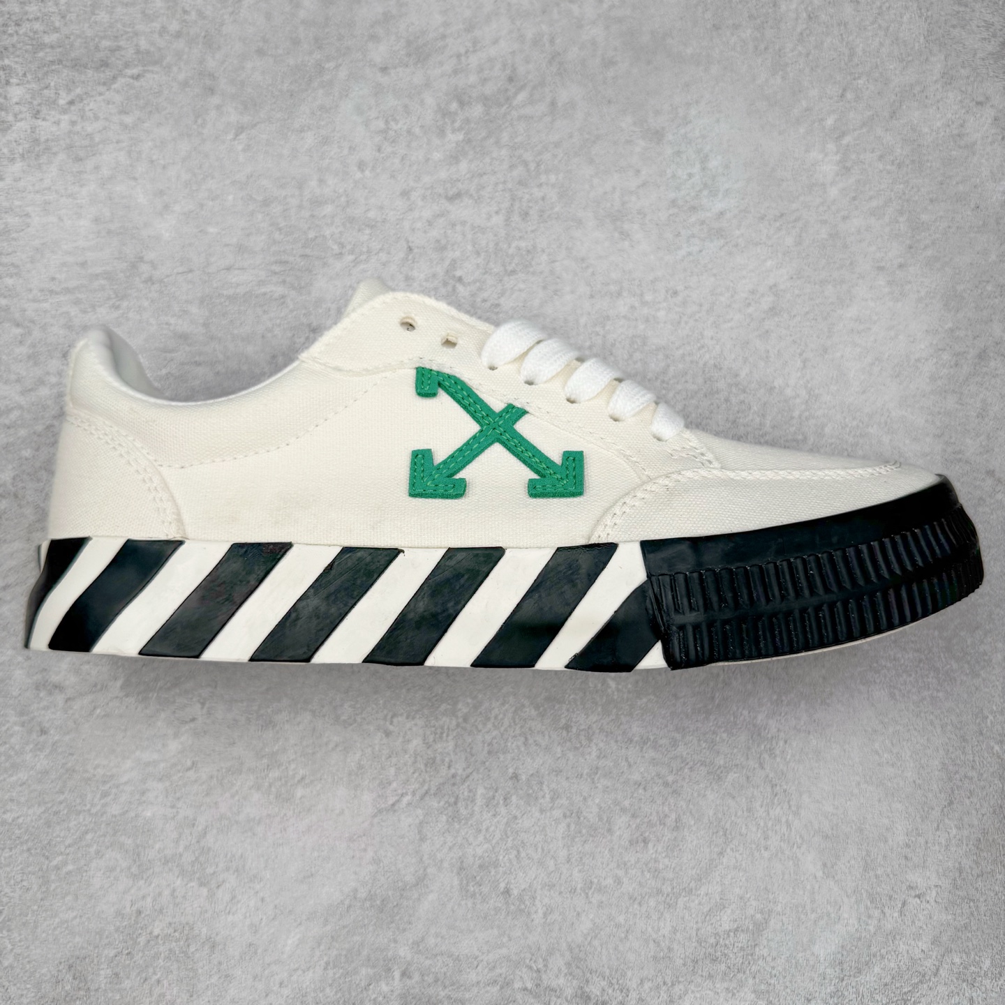 OFF-WHITE OW舒适百搭防滑耐磨低帮帆布鞋 Off-White由才华横溢的Virgil Abloh于2013年创立。这位美国设计师既是建筑系硕士生，也是一名DJ，更是著名的Kanye West的创意总监。他以都市奢华风格惊艳了众人，并且“以典雅方法演绎当代风尚”，设计出一件又一件备受追捧的作品。Off-White别具特色的卫衣、腰带、夹克、T恤等单品俨然已成为了时尚的代名词。前卫潮流的设计、充满趣味的细节以及别出心裁的剪裁使Off-White传达出浓厚的时尚气质，是打造摩登造型不容忽视的品牌。实拍调校N版已经零色差零失真 百分百还原实物色彩所见即所得 不存在货不对板色差等低级问题 选购参考实物拍摄 不混卖不参货 只用心做好货严格选品 承诺混一赔十 尺码：36 36.5 37.5 38 38.5 39 40 40.5 41 42 42.5 43 44 44.5 45 46 47-选品中心