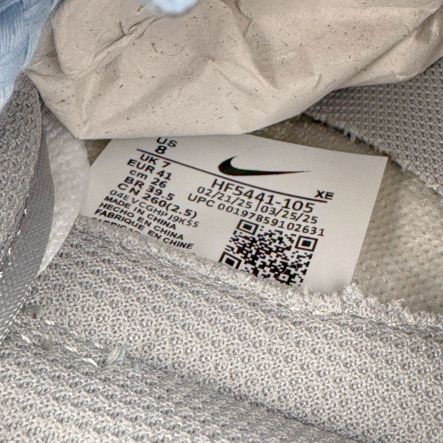 图片[12]-＃YC纯原 NK Dunk Low 月下碧波行 HF5441-105 此款以淡雅湖水蓝为基调，泼洒出月下波光的静谧与灵动。标志性Swoosh注入精妙海浪纹理，浪涌之形藏于经典之下，细节处点睛挂饰如坠落的星辰，于行走间轻摆，赋予动态诗意。纯净白底勾勒清新轮廓，以柔美配色，承浪潮纹理；以细腻质感，托举不凡宣言。月下披星踏浪行，足间自有岸。定制系列天花板 无原鞋不开发 全系列得物原鞋一比一校对开发 配色持续更新中 终端对接 优势输出 全套原厂楦头原纸板数据档案倾力打造 原汁原味莞产 极致还原 圈内最强针车工艺 高端零售指定版 广东原厂配套原盒原标 鞋盒分三个尺码段 原厂冲刀 超高清洁度 全鞋零毛边皮料切割 采用原厂百宏鞋带以及原厂百宏织唛舌标 内标可供原厂几率过验 进口原装条纹中底布 四线拉帮白色点胶 原厂拉帮手法遵循公司 原厂电绣 极致还原 尺码：36 36.5 37.5 38 38.5 39 40 40.5 41 42 42.5 43 44 44.5 45 46-选品中心