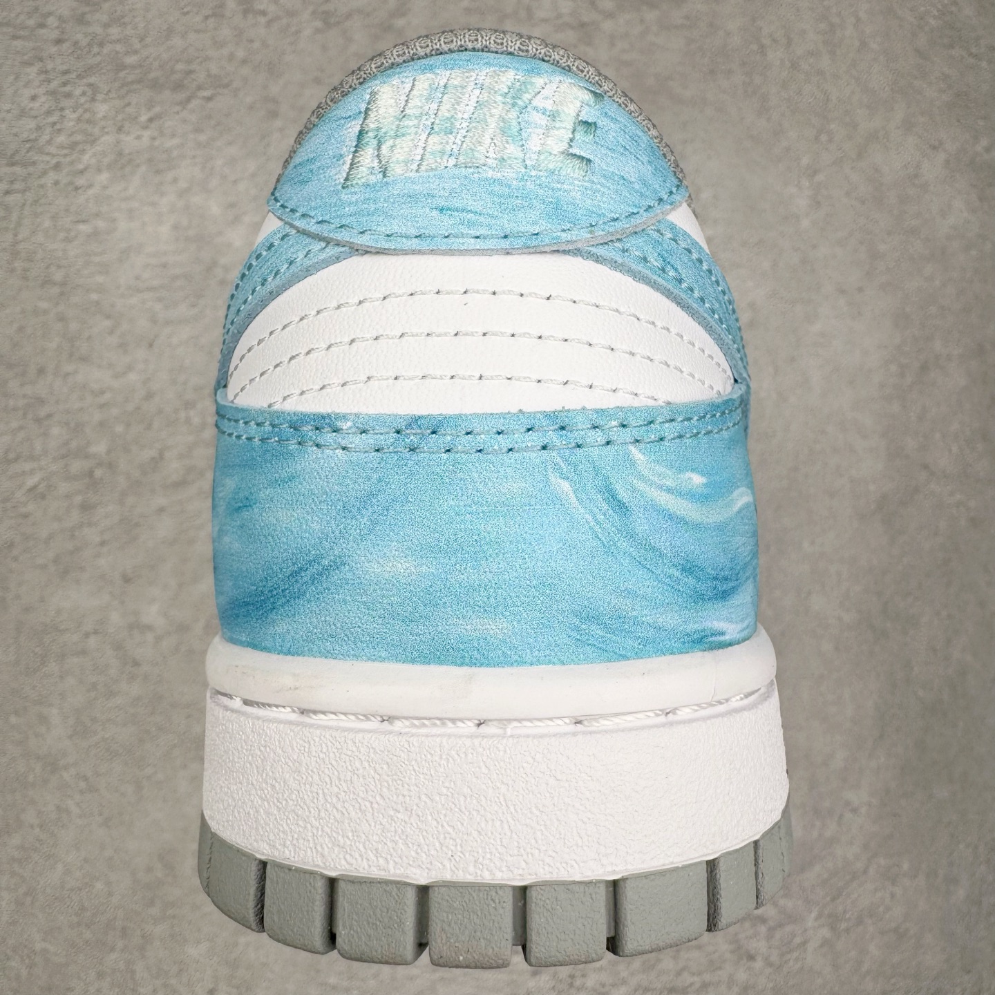 图片[8]-＃YC纯原 NK Dunk Low 月下碧波行 HF5441-105 此款以淡雅湖水蓝为基调，泼洒出月下波光的静谧与灵动。标志性Swoosh注入精妙海浪纹理，浪涌之形藏于经典之下，细节处点睛挂饰如坠落的星辰，于行走间轻摆，赋予动态诗意。纯净白底勾勒清新轮廓，以柔美配色，承浪潮纹理；以细腻质感，托举不凡宣言。月下披星踏浪行，足间自有岸。定制系列天花板 无原鞋不开发 全系列得物原鞋一比一校对开发 配色持续更新中 终端对接 优势输出 全套原厂楦头原纸板数据档案倾力打造 原汁原味莞产 极致还原 圈内最强针车工艺 高端零售指定版 广东原厂配套原盒原标 鞋盒分三个尺码段 原厂冲刀 超高清洁度 全鞋零毛边皮料切割 采用原厂百宏鞋带以及原厂百宏织唛舌标 内标可供原厂几率过验 进口原装条纹中底布 四线拉帮白色点胶 原厂拉帮手法遵循公司 原厂电绣 极致还原 尺码：36 36.5 37.5 38 38.5 39 40 40.5 41 42 42.5 43 44 44.5 45 46-选品中心