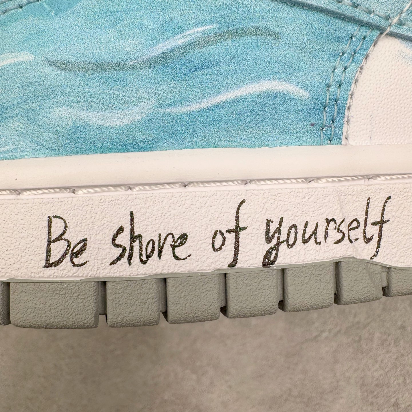 图片[16]-＃YC纯原 NK Dunk Low 月下碧波行 HF5441-105 此款以淡雅湖水蓝为基调，泼洒出月下波光的静谧与灵动。标志性Swoosh注入精妙海浪纹理，浪涌之形藏于经典之下，细节处点睛挂饰如坠落的星辰，于行走间轻摆，赋予动态诗意。纯净白底勾勒清新轮廓，以柔美配色，承浪潮纹理；以细腻质感，托举不凡宣言。月下披星踏浪行，足间自有岸。定制系列天花板 无原鞋不开发 全系列得物原鞋一比一校对开发 配色持续更新中 终端对接 优势输出 全套原厂楦头原纸板数据档案倾力打造 原汁原味莞产 极致还原 圈内最强针车工艺 高端零售指定版 广东原厂配套原盒原标 鞋盒分三个尺码段 原厂冲刀 超高清洁度 全鞋零毛边皮料切割 采用原厂百宏鞋带以及原厂百宏织唛舌标 内标可供原厂几率过验 进口原装条纹中底布 四线拉帮白色点胶 原厂拉帮手法遵循公司 原厂电绣 极致还原 尺码：36 36.5 37.5 38 38.5 39 40 40.5 41 42 42.5 43 44 44.5 45 46-选品中心