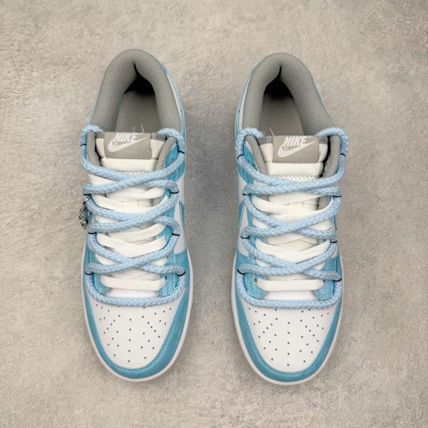 图片[2]-＃YC纯原 NK Dunk Low 月下碧波行 HF5441-105 此款以淡雅湖水蓝为基调，泼洒出月下波光的静谧与灵动。标志性Swoosh注入精妙海浪纹理，浪涌之形藏于经典之下，细节处点睛挂饰如坠落的星辰，于行走间轻摆，赋予动态诗意。纯净白底勾勒清新轮廓，以柔美配色，承浪潮纹理；以细腻质感，托举不凡宣言。月下披星踏浪行，足间自有岸。定制系列天花板 无原鞋不开发 全系列得物原鞋一比一校对开发 配色持续更新中 终端对接 优势输出 全套原厂楦头原纸板数据档案倾力打造 原汁原味莞产 极致还原 圈内最强针车工艺 高端零售指定版 广东原厂配套原盒原标 鞋盒分三个尺码段 原厂冲刀 超高清洁度 全鞋零毛边皮料切割 采用原厂百宏鞋带以及原厂百宏织唛舌标 内标可供原厂几率过验 进口原装条纹中底布 四线拉帮白色点胶 原厂拉帮手法遵循公司 原厂电绣 极致还原 尺码：36 36.5 37.5 38 38.5 39 40 40.5 41 42 42.5 43 44 44.5 45 46-选品中心