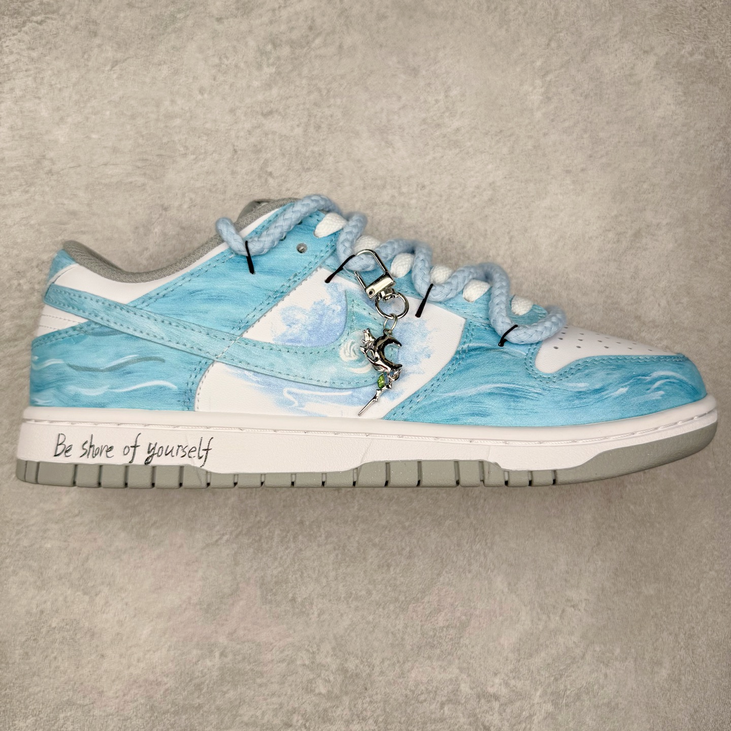 ＃YC纯原 NK Dunk Low 月下碧波行 HF5441-105 此款以淡雅湖水蓝为基调，泼洒出月下波光的静谧与灵动。标志性Swoosh注入精妙海浪纹理，浪涌之形藏于经典之下，细节处点睛挂饰如坠落的星辰，于行走间轻摆，赋予动态诗意。纯净白底勾勒清新轮廓，以柔美配色，承浪潮纹理；以细腻质感，托举不凡宣言。月下披星踏浪行，足间自有岸。定制系列天花板 无原鞋不开发 全系列得物原鞋一比一校对开发 配色持续更新中 终端对接 优势输出 全套原厂楦头原纸板数据档案倾力打造 原汁原味莞产 极致还原 圈内最强针车工艺 高端零售指定版 广东原厂配套原盒原标 鞋盒分三个尺码段 原厂冲刀 超高清洁度 全鞋零毛边皮料切割 采用原厂百宏鞋带以及原厂百宏织唛舌标 内标可供原厂几率过验 进口原装条纹中底布 四线拉帮白色点胶 原厂拉帮手法遵循公司 原厂电绣 极致还原 尺码：36 36.5 37.5 38 38.5 39 40 40.5 41 42 42.5 43 44 44.5 45 46-选品中心