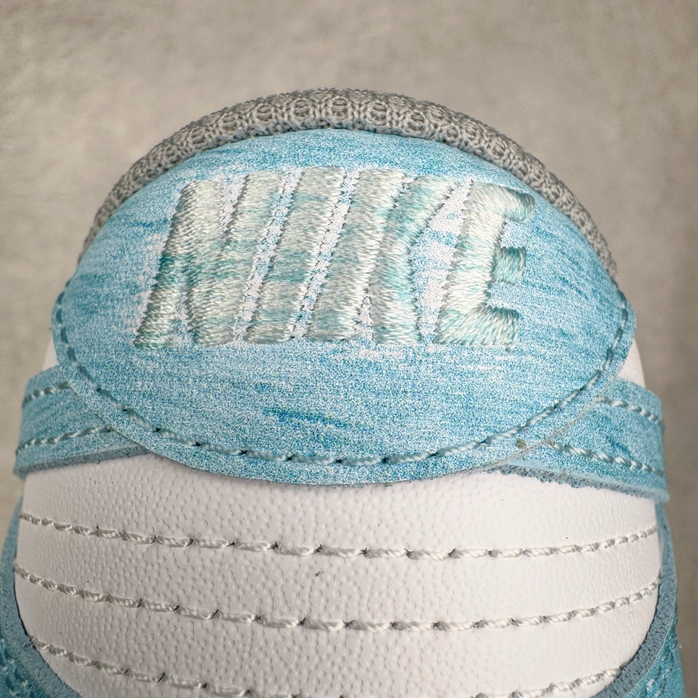 图片[20]-＃YC纯原 NK Dunk Low 月下碧波行 HF5441-105 此款以淡雅湖水蓝为基调，泼洒出月下波光的静谧与灵动。标志性Swoosh注入精妙海浪纹理，浪涌之形藏于经典之下，细节处点睛挂饰如坠落的星辰，于行走间轻摆，赋予动态诗意。纯净白底勾勒清新轮廓，以柔美配色，承浪潮纹理；以细腻质感，托举不凡宣言。月下披星踏浪行，足间自有岸。定制系列天花板 无原鞋不开发 全系列得物原鞋一比一校对开发 配色持续更新中 终端对接 优势输出 全套原厂楦头原纸板数据档案倾力打造 原汁原味莞产 极致还原 圈内最强针车工艺 高端零售指定版 广东原厂配套原盒原标 鞋盒分三个尺码段 原厂冲刀 超高清洁度 全鞋零毛边皮料切割 采用原厂百宏鞋带以及原厂百宏织唛舌标 内标可供原厂几率过验 进口原装条纹中底布 四线拉帮白色点胶 原厂拉帮手法遵循公司 原厂电绣 极致还原 尺码：36 36.5 37.5 38 38.5 39 40 40.5 41 42 42.5 43 44 44.5 45 46-选品中心