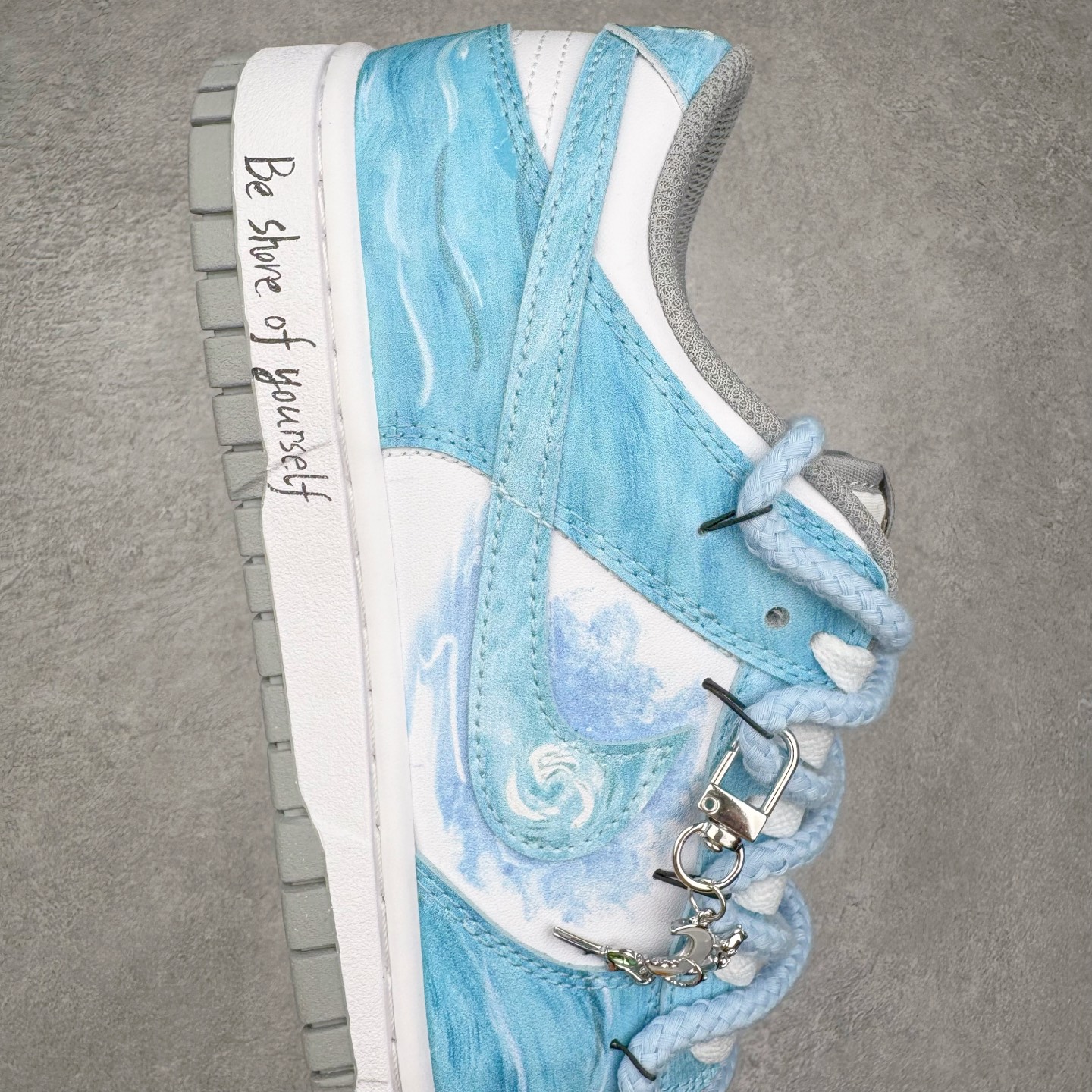 图片[6]-＃YC纯原 NK Dunk Low 月下碧波行 HF5441-105 此款以淡雅湖水蓝为基调，泼洒出月下波光的静谧与灵动。标志性Swoosh注入精妙海浪纹理，浪涌之形藏于经典之下，细节处点睛挂饰如坠落的星辰，于行走间轻摆，赋予动态诗意。纯净白底勾勒清新轮廓，以柔美配色，承浪潮纹理；以细腻质感，托举不凡宣言。月下披星踏浪行，足间自有岸。定制系列天花板 无原鞋不开发 全系列得物原鞋一比一校对开发 配色持续更新中 终端对接 优势输出 全套原厂楦头原纸板数据档案倾力打造 原汁原味莞产 极致还原 圈内最强针车工艺 高端零售指定版 广东原厂配套原盒原标 鞋盒分三个尺码段 原厂冲刀 超高清洁度 全鞋零毛边皮料切割 采用原厂百宏鞋带以及原厂百宏织唛舌标 内标可供原厂几率过验 进口原装条纹中底布 四线拉帮白色点胶 原厂拉帮手法遵循公司 原厂电绣 极致还原 尺码：36 36.5 37.5 38 38.5 39 40 40.5 41 42 42.5 43 44 44.5 45 46-选品中心