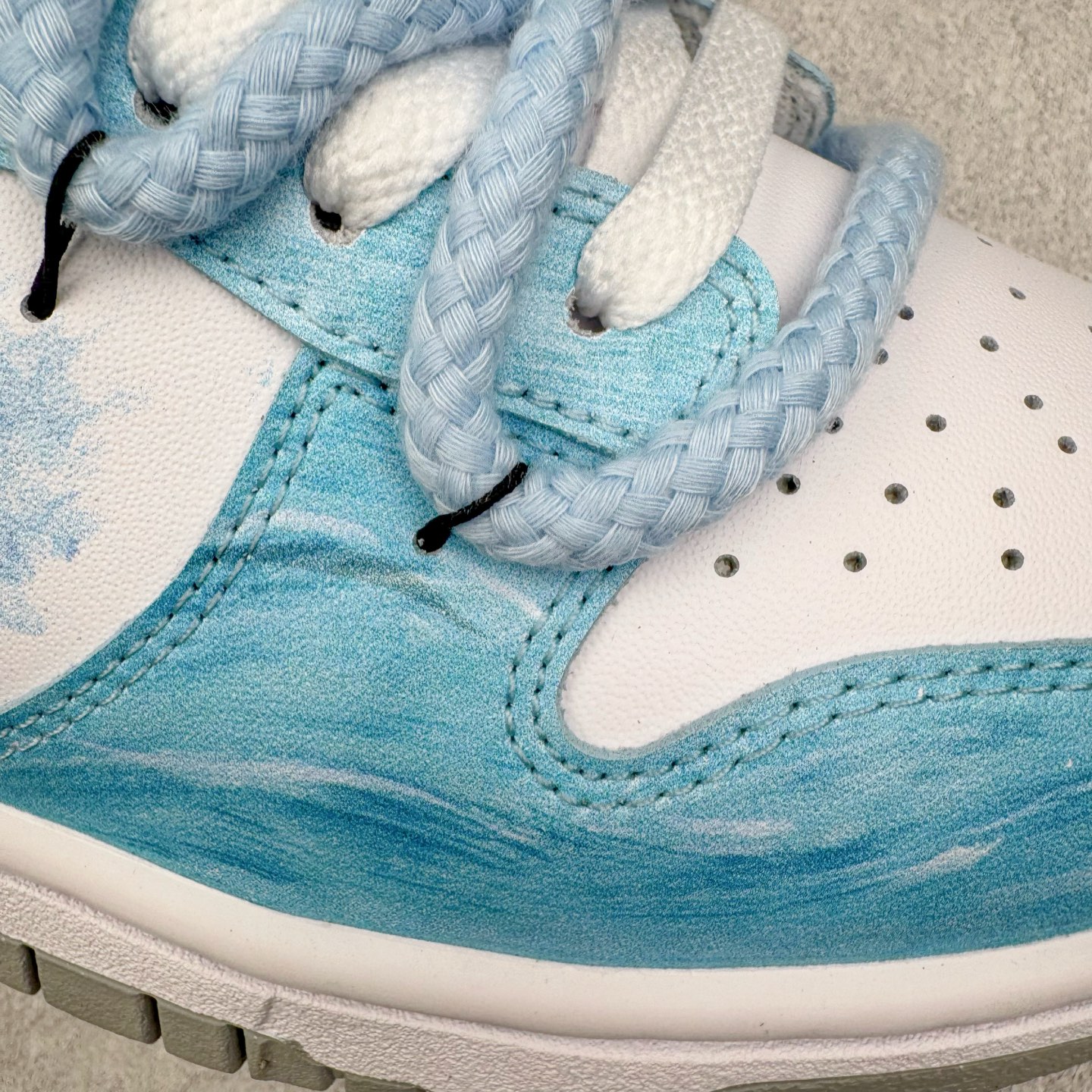 图片[18]-＃YC纯原 NK Dunk Low 月下碧波行 HF5441-105 此款以淡雅湖水蓝为基调，泼洒出月下波光的静谧与灵动。标志性Swoosh注入精妙海浪纹理，浪涌之形藏于经典之下，细节处点睛挂饰如坠落的星辰，于行走间轻摆，赋予动态诗意。纯净白底勾勒清新轮廓，以柔美配色，承浪潮纹理；以细腻质感，托举不凡宣言。月下披星踏浪行，足间自有岸。定制系列天花板 无原鞋不开发 全系列得物原鞋一比一校对开发 配色持续更新中 终端对接 优势输出 全套原厂楦头原纸板数据档案倾力打造 原汁原味莞产 极致还原 圈内最强针车工艺 高端零售指定版 广东原厂配套原盒原标 鞋盒分三个尺码段 原厂冲刀 超高清洁度 全鞋零毛边皮料切割 采用原厂百宏鞋带以及原厂百宏织唛舌标 内标可供原厂几率过验 进口原装条纹中底布 四线拉帮白色点胶 原厂拉帮手法遵循公司 原厂电绣 极致还原 尺码：36 36.5 37.5 38 38.5 39 40 40.5 41 42 42.5 43 44 44.5 45 46-选品中心