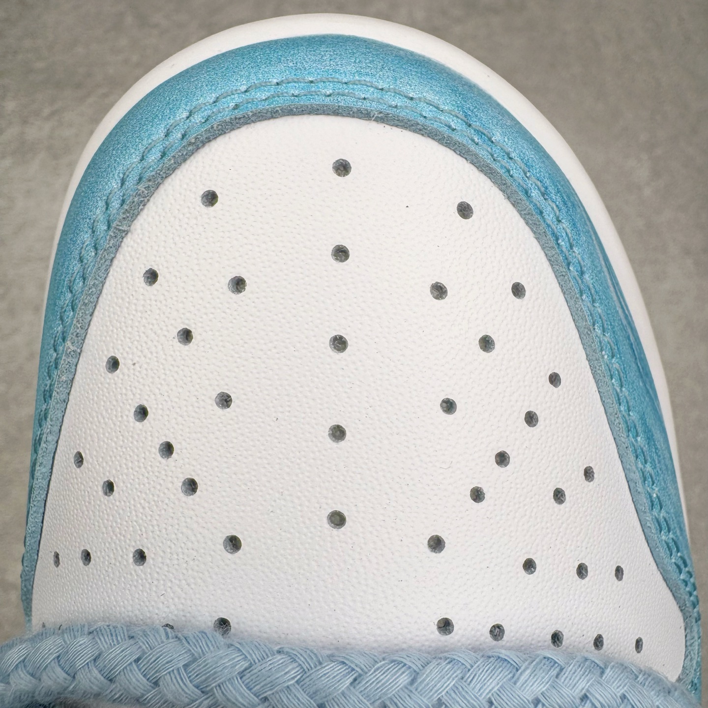 图片[14]-＃YC纯原 NK Dunk Low 月下碧波行 HF5441-105 此款以淡雅湖水蓝为基调，泼洒出月下波光的静谧与灵动。标志性Swoosh注入精妙海浪纹理，浪涌之形藏于经典之下，细节处点睛挂饰如坠落的星辰，于行走间轻摆，赋予动态诗意。纯净白底勾勒清新轮廓，以柔美配色，承浪潮纹理；以细腻质感，托举不凡宣言。月下披星踏浪行，足间自有岸。定制系列天花板 无原鞋不开发 全系列得物原鞋一比一校对开发 配色持续更新中 终端对接 优势输出 全套原厂楦头原纸板数据档案倾力打造 原汁原味莞产 极致还原 圈内最强针车工艺 高端零售指定版 广东原厂配套原盒原标 鞋盒分三个尺码段 原厂冲刀 超高清洁度 全鞋零毛边皮料切割 采用原厂百宏鞋带以及原厂百宏织唛舌标 内标可供原厂几率过验 进口原装条纹中底布 四线拉帮白色点胶 原厂拉帮手法遵循公司 原厂电绣 极致还原 尺码：36 36.5 37.5 38 38.5 39 40 40.5 41 42 42.5 43 44 44.5 45 46-选品中心