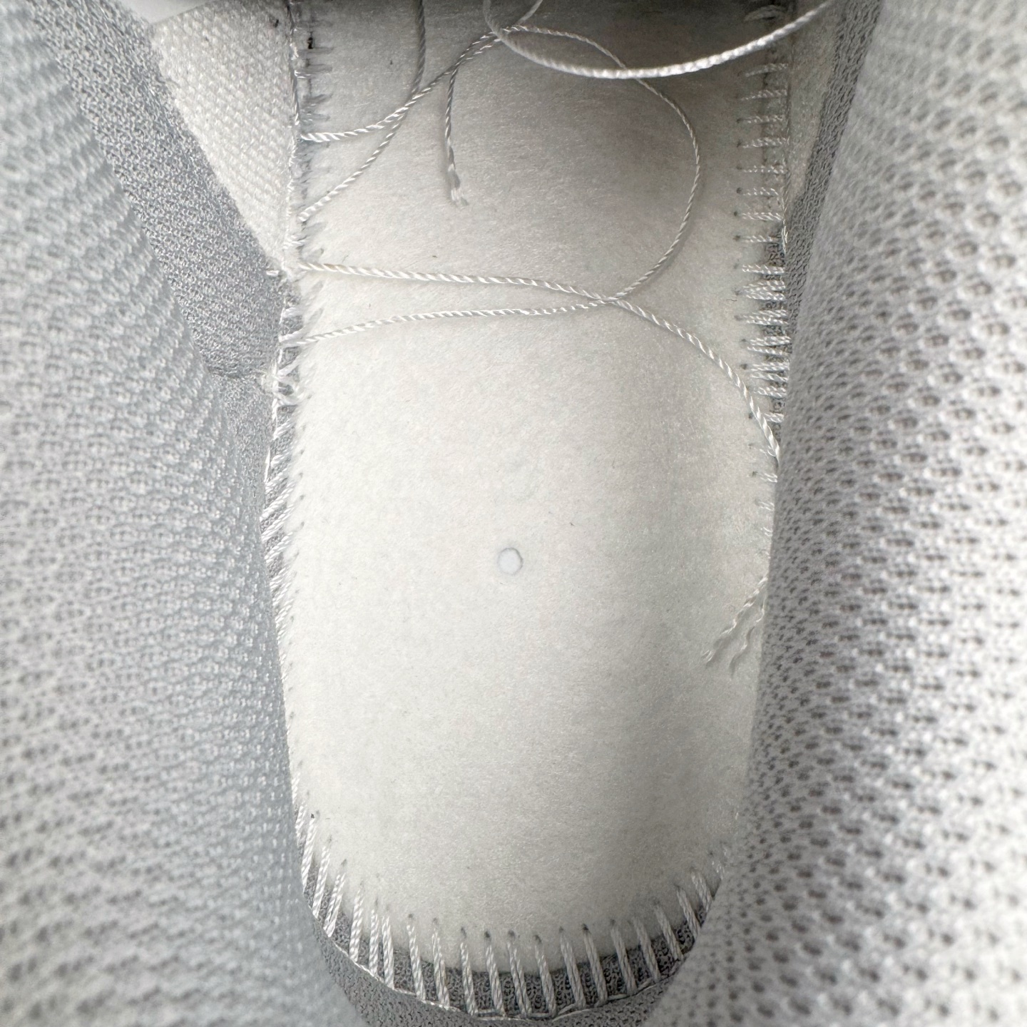 图片[10]-＃YC纯原 NK Dunk Low 月下碧波行 HF5441-105 此款以淡雅湖水蓝为基调，泼洒出月下波光的静谧与灵动。标志性Swoosh注入精妙海浪纹理，浪涌之形藏于经典之下，细节处点睛挂饰如坠落的星辰，于行走间轻摆，赋予动态诗意。纯净白底勾勒清新轮廓，以柔美配色，承浪潮纹理；以细腻质感，托举不凡宣言。月下披星踏浪行，足间自有岸。定制系列天花板 无原鞋不开发 全系列得物原鞋一比一校对开发 配色持续更新中 终端对接 优势输出 全套原厂楦头原纸板数据档案倾力打造 原汁原味莞产 极致还原 圈内最强针车工艺 高端零售指定版 广东原厂配套原盒原标 鞋盒分三个尺码段 原厂冲刀 超高清洁度 全鞋零毛边皮料切割 采用原厂百宏鞋带以及原厂百宏织唛舌标 内标可供原厂几率过验 进口原装条纹中底布 四线拉帮白色点胶 原厂拉帮手法遵循公司 原厂电绣 极致还原 尺码：36 36.5 37.5 38 38.5 39 40 40.5 41 42 42.5 43 44 44.5 45 46-选品中心