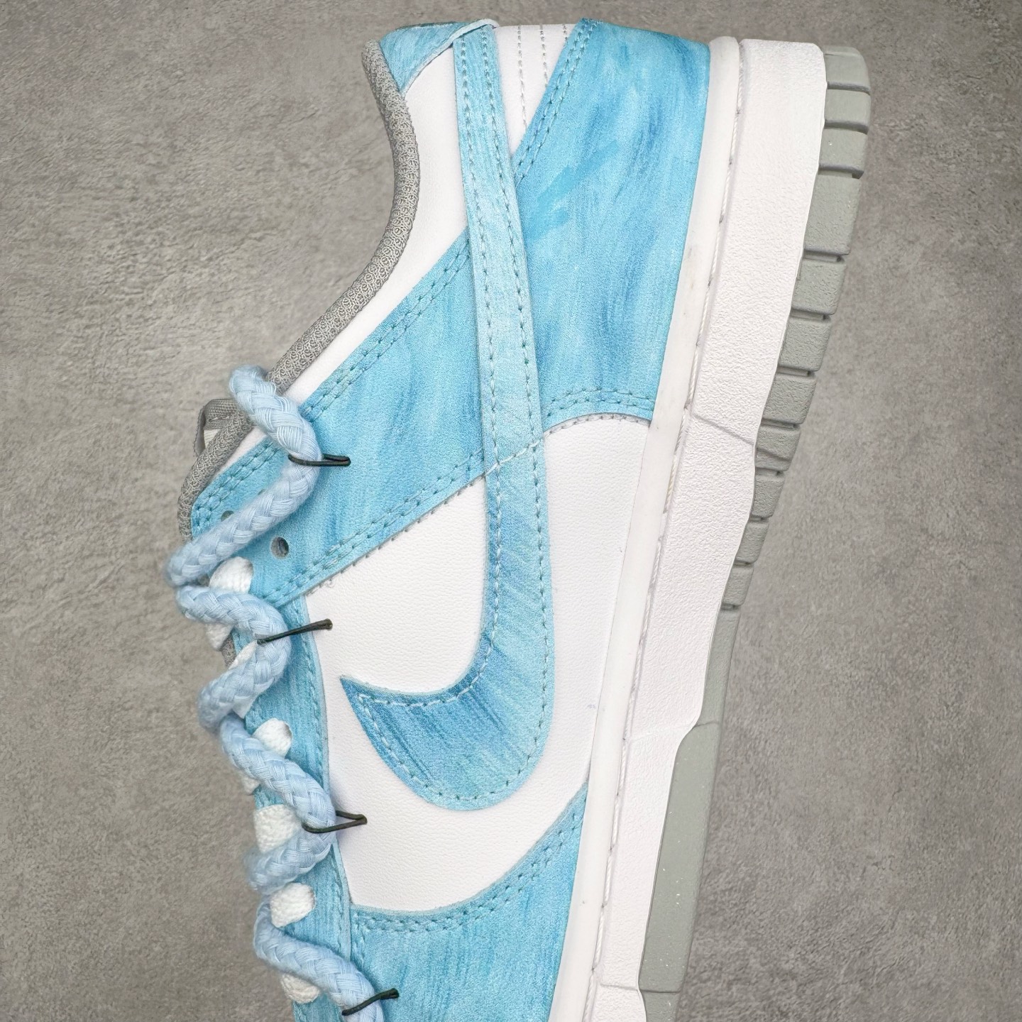 图片[7]-＃YC纯原 NK Dunk Low 月下碧波行 HF5441-105 此款以淡雅湖水蓝为基调，泼洒出月下波光的静谧与灵动。标志性Swoosh注入精妙海浪纹理，浪涌之形藏于经典之下，细节处点睛挂饰如坠落的星辰，于行走间轻摆，赋予动态诗意。纯净白底勾勒清新轮廓，以柔美配色，承浪潮纹理；以细腻质感，托举不凡宣言。月下披星踏浪行，足间自有岸。定制系列天花板 无原鞋不开发 全系列得物原鞋一比一校对开发 配色持续更新中 终端对接 优势输出 全套原厂楦头原纸板数据档案倾力打造 原汁原味莞产 极致还原 圈内最强针车工艺 高端零售指定版 广东原厂配套原盒原标 鞋盒分三个尺码段 原厂冲刀 超高清洁度 全鞋零毛边皮料切割 采用原厂百宏鞋带以及原厂百宏织唛舌标 内标可供原厂几率过验 进口原装条纹中底布 四线拉帮白色点胶 原厂拉帮手法遵循公司 原厂电绣 极致还原 尺码：36 36.5 37.5 38 38.5 39 40 40.5 41 42 42.5 43 44 44.5 45 46-选品中心