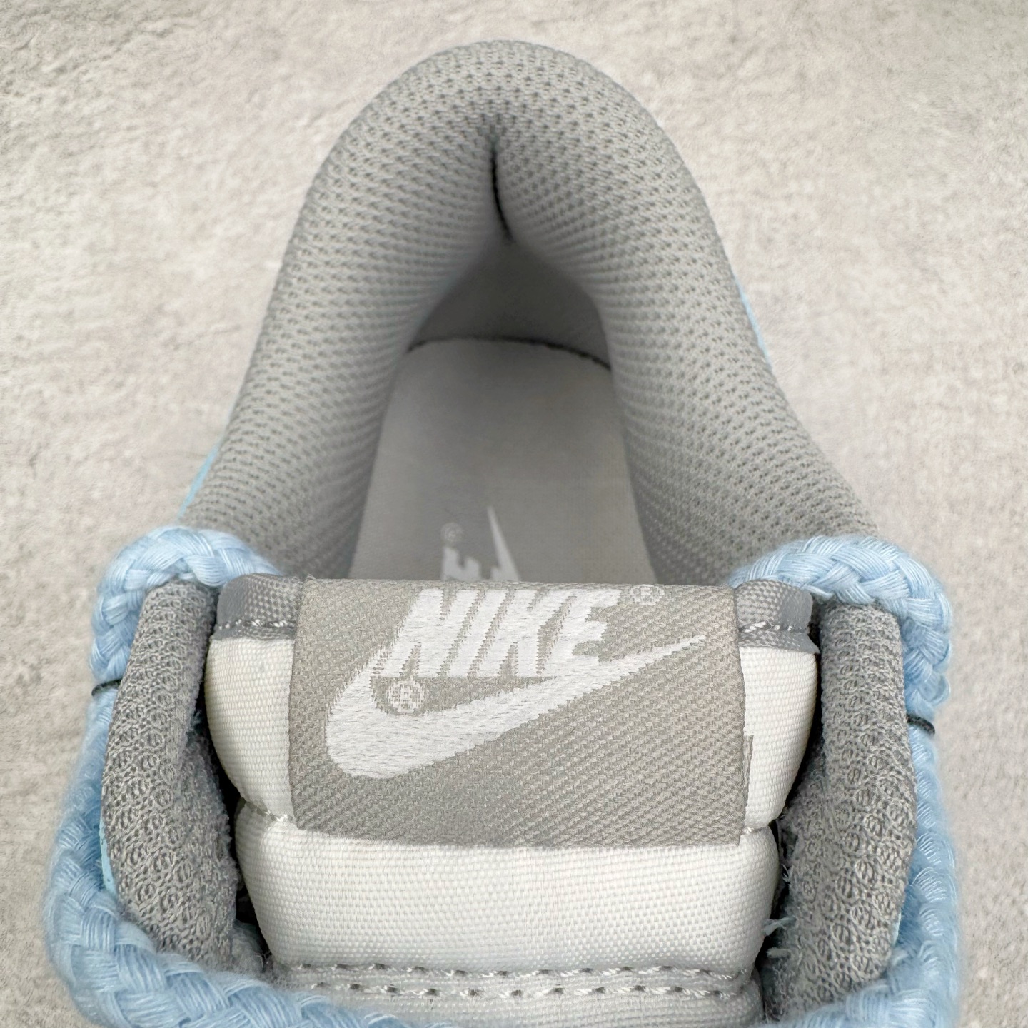 图片[13]-＃YC纯原 NK Dunk Low 月下碧波行 HF5441-105 此款以淡雅湖水蓝为基调，泼洒出月下波光的静谧与灵动。标志性Swoosh注入精妙海浪纹理，浪涌之形藏于经典之下，细节处点睛挂饰如坠落的星辰，于行走间轻摆，赋予动态诗意。纯净白底勾勒清新轮廓，以柔美配色，承浪潮纹理；以细腻质感，托举不凡宣言。月下披星踏浪行，足间自有岸。定制系列天花板 无原鞋不开发 全系列得物原鞋一比一校对开发 配色持续更新中 终端对接 优势输出 全套原厂楦头原纸板数据档案倾力打造 原汁原味莞产 极致还原 圈内最强针车工艺 高端零售指定版 广东原厂配套原盒原标 鞋盒分三个尺码段 原厂冲刀 超高清洁度 全鞋零毛边皮料切割 采用原厂百宏鞋带以及原厂百宏织唛舌标 内标可供原厂几率过验 进口原装条纹中底布 四线拉帮白色点胶 原厂拉帮手法遵循公司 原厂电绣 极致还原 尺码：36 36.5 37.5 38 38.5 39 40 40.5 41 42 42.5 43 44 44.5 45 46-选品中心