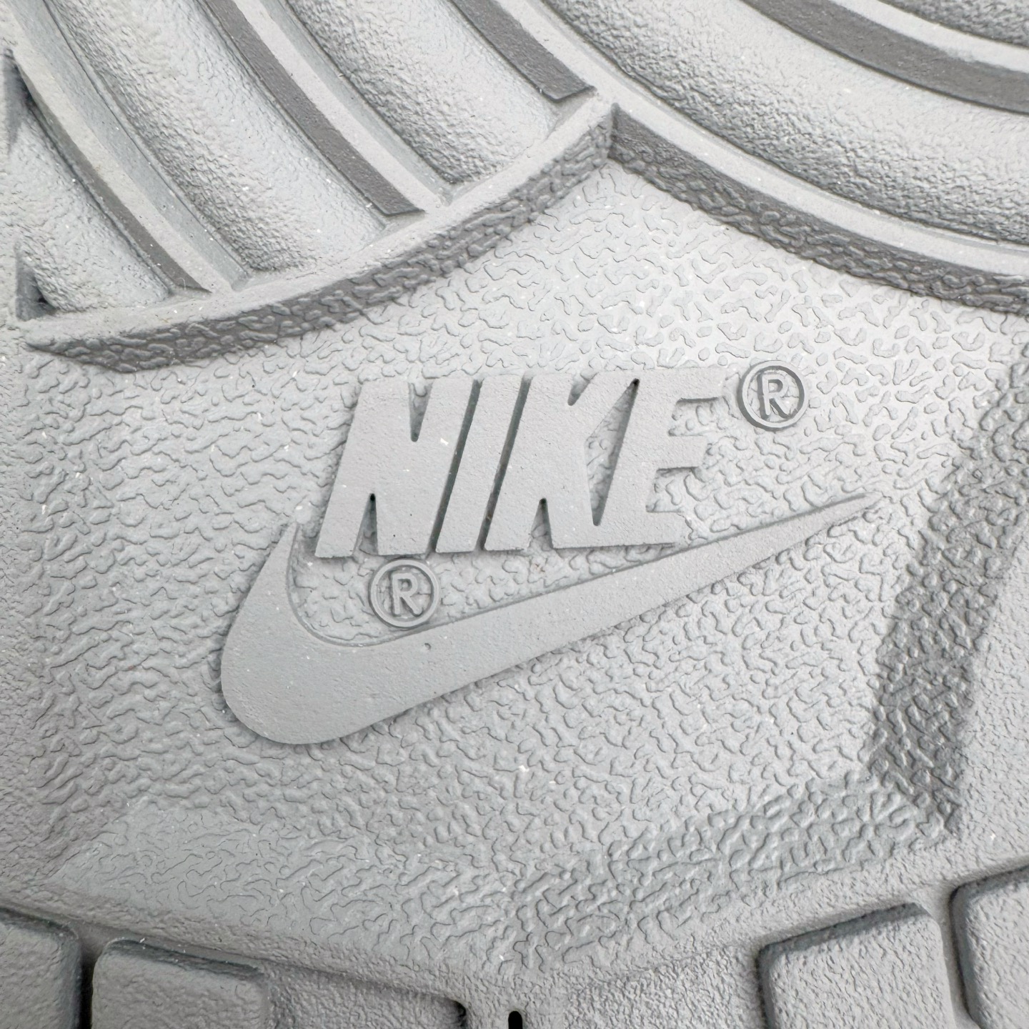 图片[19]-＃YC纯原 NK Dunk Low 月下碧波行 HF5441-105 此款以淡雅湖水蓝为基调，泼洒出月下波光的静谧与灵动。标志性Swoosh注入精妙海浪纹理，浪涌之形藏于经典之下，细节处点睛挂饰如坠落的星辰，于行走间轻摆，赋予动态诗意。纯净白底勾勒清新轮廓，以柔美配色，承浪潮纹理；以细腻质感，托举不凡宣言。月下披星踏浪行，足间自有岸。定制系列天花板 无原鞋不开发 全系列得物原鞋一比一校对开发 配色持续更新中 终端对接 优势输出 全套原厂楦头原纸板数据档案倾力打造 原汁原味莞产 极致还原 圈内最强针车工艺 高端零售指定版 广东原厂配套原盒原标 鞋盒分三个尺码段 原厂冲刀 超高清洁度 全鞋零毛边皮料切割 采用原厂百宏鞋带以及原厂百宏织唛舌标 内标可供原厂几率过验 进口原装条纹中底布 四线拉帮白色点胶 原厂拉帮手法遵循公司 原厂电绣 极致还原 尺码：36 36.5 37.5 38 38.5 39 40 40.5 41 42 42.5 43 44 44.5 45 46-选品中心