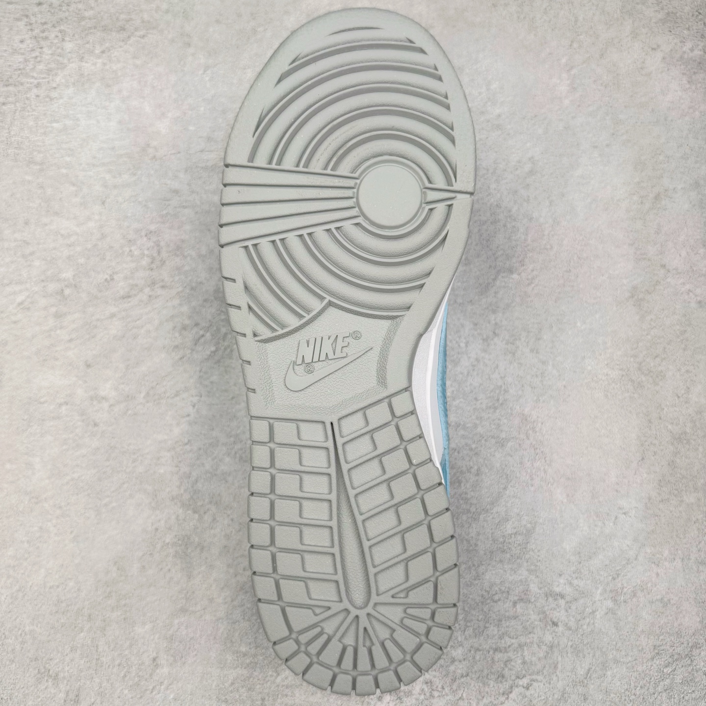 图片[9]-＃YC纯原 NK Dunk Low 月下碧波行 HF5441-105 此款以淡雅湖水蓝为基调，泼洒出月下波光的静谧与灵动。标志性Swoosh注入精妙海浪纹理，浪涌之形藏于经典之下，细节处点睛挂饰如坠落的星辰，于行走间轻摆，赋予动态诗意。纯净白底勾勒清新轮廓，以柔美配色，承浪潮纹理；以细腻质感，托举不凡宣言。月下披星踏浪行，足间自有岸。定制系列天花板 无原鞋不开发 全系列得物原鞋一比一校对开发 配色持续更新中 终端对接 优势输出 全套原厂楦头原纸板数据档案倾力打造 原汁原味莞产 极致还原 圈内最强针车工艺 高端零售指定版 广东原厂配套原盒原标 鞋盒分三个尺码段 原厂冲刀 超高清洁度 全鞋零毛边皮料切割 采用原厂百宏鞋带以及原厂百宏织唛舌标 内标可供原厂几率过验 进口原装条纹中底布 四线拉帮白色点胶 原厂拉帮手法遵循公司 原厂电绣 极致还原 尺码：36 36.5 37.5 38 38.5 39 40 40.5 41 42 42.5 43 44 44.5 45 46-选品中心