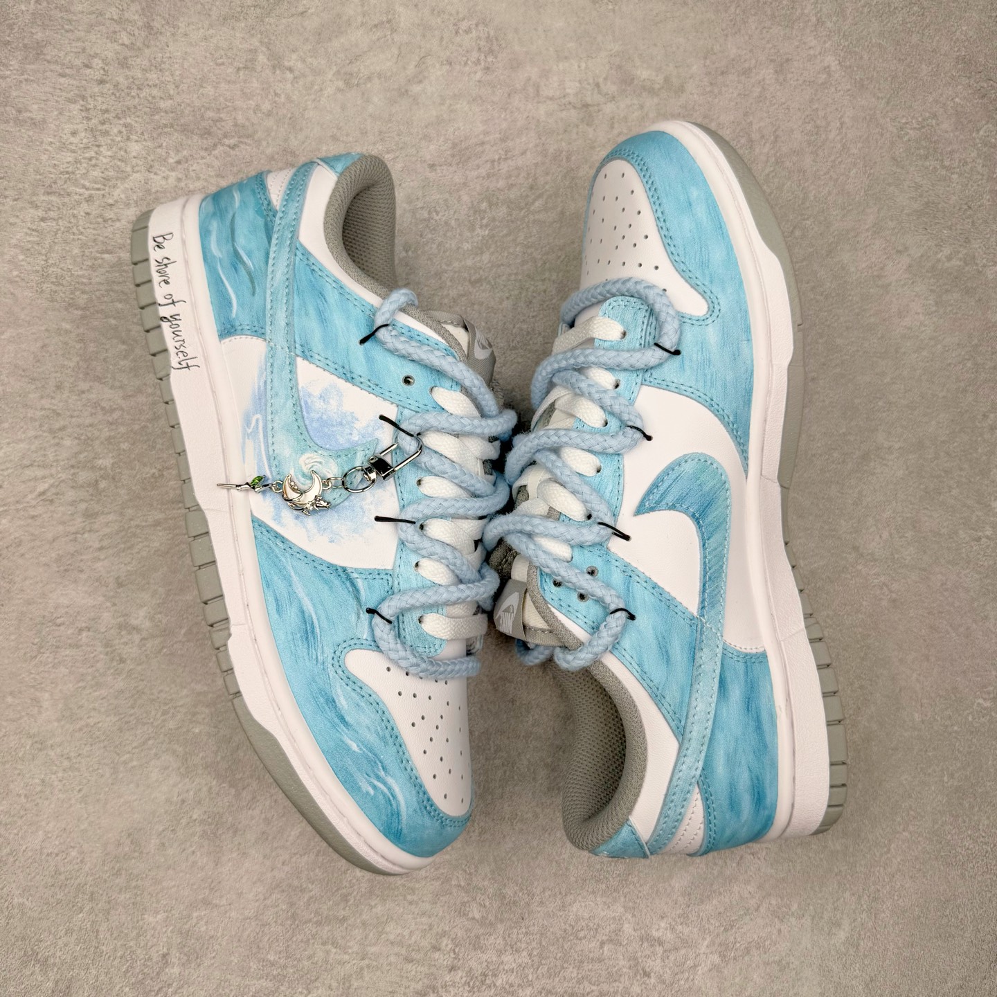 图片[3]-＃YC纯原 NK Dunk Low 月下碧波行 HF5441-105 此款以淡雅湖水蓝为基调，泼洒出月下波光的静谧与灵动。标志性Swoosh注入精妙海浪纹理，浪涌之形藏于经典之下，细节处点睛挂饰如坠落的星辰，于行走间轻摆，赋予动态诗意。纯净白底勾勒清新轮廓，以柔美配色，承浪潮纹理；以细腻质感，托举不凡宣言。月下披星踏浪行，足间自有岸。定制系列天花板 无原鞋不开发 全系列得物原鞋一比一校对开发 配色持续更新中 终端对接 优势输出 全套原厂楦头原纸板数据档案倾力打造 原汁原味莞产 极致还原 圈内最强针车工艺 高端零售指定版 广东原厂配套原盒原标 鞋盒分三个尺码段 原厂冲刀 超高清洁度 全鞋零毛边皮料切割 采用原厂百宏鞋带以及原厂百宏织唛舌标 内标可供原厂几率过验 进口原装条纹中底布 四线拉帮白色点胶 原厂拉帮手法遵循公司 原厂电绣 极致还原 尺码：36 36.5 37.5 38 38.5 39 40 40.5 41 42 42.5 43 44 44.5 45 46-选品中心