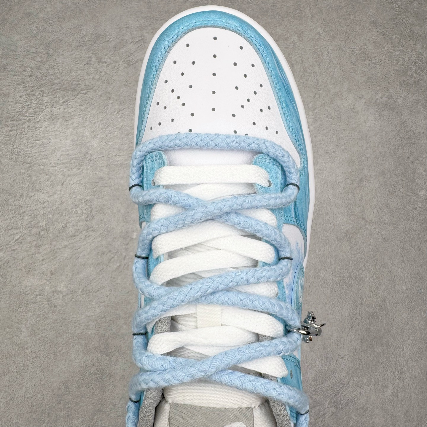 图片[4]-＃YC纯原 NK Dunk Low 月下碧波行 HF5441-105 此款以淡雅湖水蓝为基调，泼洒出月下波光的静谧与灵动。标志性Swoosh注入精妙海浪纹理，浪涌之形藏于经典之下，细节处点睛挂饰如坠落的星辰，于行走间轻摆，赋予动态诗意。纯净白底勾勒清新轮廓，以柔美配色，承浪潮纹理；以细腻质感，托举不凡宣言。月下披星踏浪行，足间自有岸。定制系列天花板 无原鞋不开发 全系列得物原鞋一比一校对开发 配色持续更新中 终端对接 优势输出 全套原厂楦头原纸板数据档案倾力打造 原汁原味莞产 极致还原 圈内最强针车工艺 高端零售指定版 广东原厂配套原盒原标 鞋盒分三个尺码段 原厂冲刀 超高清洁度 全鞋零毛边皮料切割 采用原厂百宏鞋带以及原厂百宏织唛舌标 内标可供原厂几率过验 进口原装条纹中底布 四线拉帮白色点胶 原厂拉帮手法遵循公司 原厂电绣 极致还原 尺码：36 36.5 37.5 38 38.5 39 40 40.5 41 42 42.5 43 44 44.5 45 46-选品中心