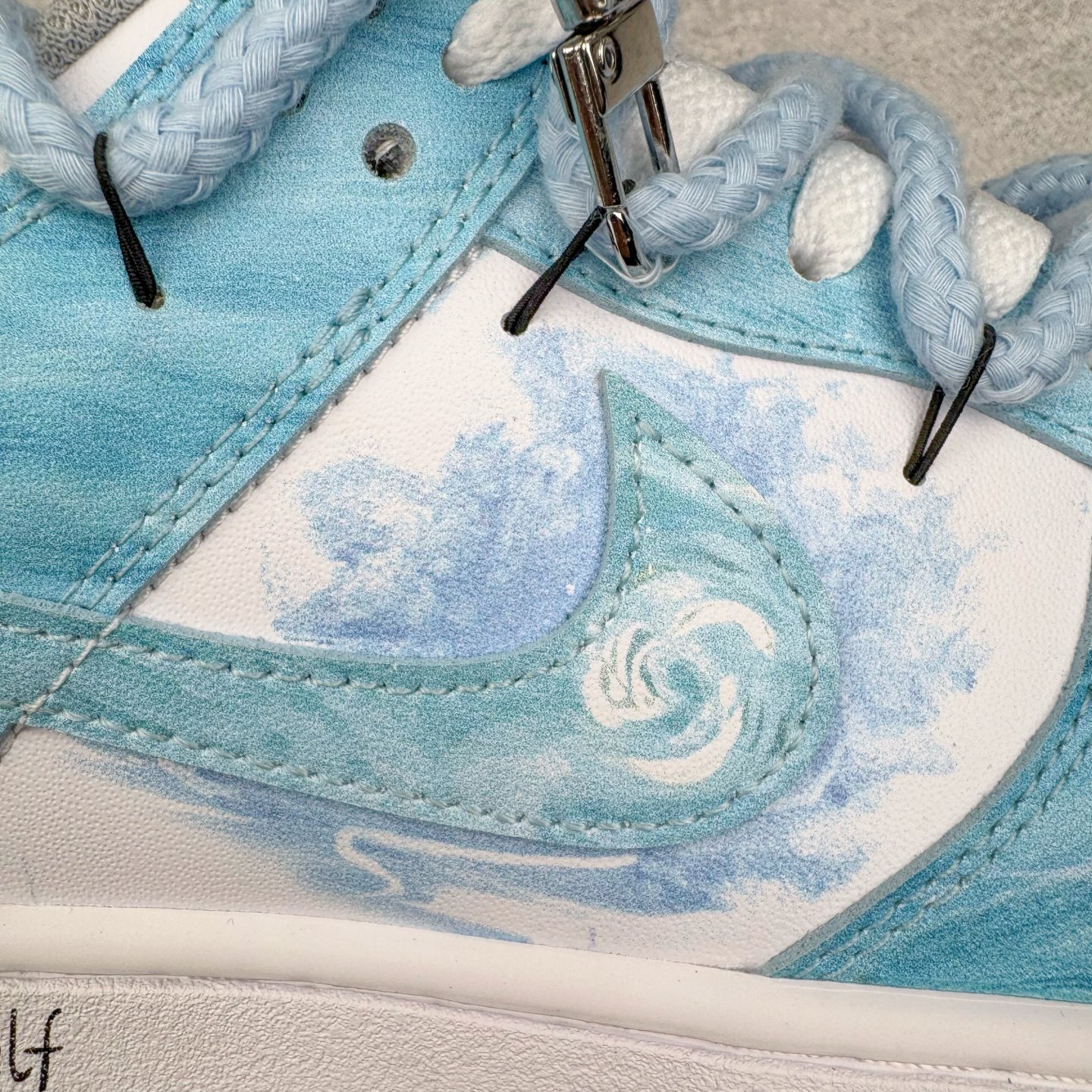 图片[17]-＃YC纯原 NK Dunk Low 月下碧波行 HF5441-105 此款以淡雅湖水蓝为基调，泼洒出月下波光的静谧与灵动。标志性Swoosh注入精妙海浪纹理，浪涌之形藏于经典之下，细节处点睛挂饰如坠落的星辰，于行走间轻摆，赋予动态诗意。纯净白底勾勒清新轮廓，以柔美配色，承浪潮纹理；以细腻质感，托举不凡宣言。月下披星踏浪行，足间自有岸。定制系列天花板 无原鞋不开发 全系列得物原鞋一比一校对开发 配色持续更新中 终端对接 优势输出 全套原厂楦头原纸板数据档案倾力打造 原汁原味莞产 极致还原 圈内最强针车工艺 高端零售指定版 广东原厂配套原盒原标 鞋盒分三个尺码段 原厂冲刀 超高清洁度 全鞋零毛边皮料切割 采用原厂百宏鞋带以及原厂百宏织唛舌标 内标可供原厂几率过验 进口原装条纹中底布 四线拉帮白色点胶 原厂拉帮手法遵循公司 原厂电绣 极致还原 尺码：36 36.5 37.5 38 38.5 39 40 40.5 41 42 42.5 43 44 44.5 45 46-选品中心