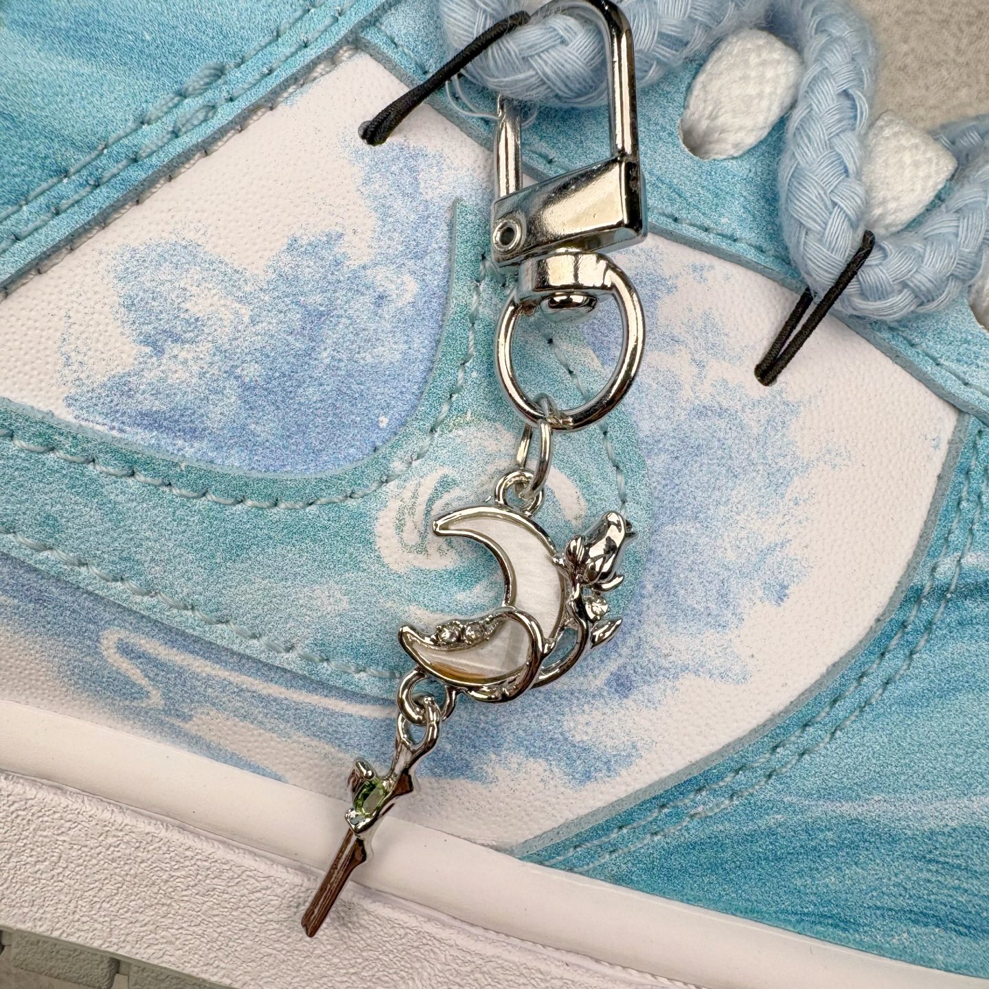 图片[15]-＃YC纯原 NK Dunk Low 月下碧波行 HF5441-105 此款以淡雅湖水蓝为基调，泼洒出月下波光的静谧与灵动。标志性Swoosh注入精妙海浪纹理，浪涌之形藏于经典之下，细节处点睛挂饰如坠落的星辰，于行走间轻摆，赋予动态诗意。纯净白底勾勒清新轮廓，以柔美配色，承浪潮纹理；以细腻质感，托举不凡宣言。月下披星踏浪行，足间自有岸。定制系列天花板 无原鞋不开发 全系列得物原鞋一比一校对开发 配色持续更新中 终端对接 优势输出 全套原厂楦头原纸板数据档案倾力打造 原汁原味莞产 极致还原 圈内最强针车工艺 高端零售指定版 广东原厂配套原盒原标 鞋盒分三个尺码段 原厂冲刀 超高清洁度 全鞋零毛边皮料切割 采用原厂百宏鞋带以及原厂百宏织唛舌标 内标可供原厂几率过验 进口原装条纹中底布 四线拉帮白色点胶 原厂拉帮手法遵循公司 原厂电绣 极致还原 尺码：36 36.5 37.5 38 38.5 39 40 40.5 41 42 42.5 43 44 44.5 45 46-选品中心