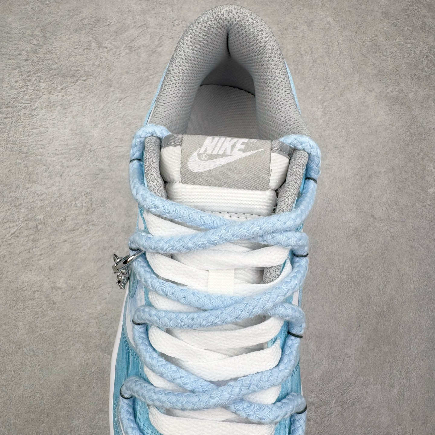 图片[5]-＃YC纯原 NK Dunk Low 月下碧波行 HF5441-105 此款以淡雅湖水蓝为基调，泼洒出月下波光的静谧与灵动。标志性Swoosh注入精妙海浪纹理，浪涌之形藏于经典之下，细节处点睛挂饰如坠落的星辰，于行走间轻摆，赋予动态诗意。纯净白底勾勒清新轮廓，以柔美配色，承浪潮纹理；以细腻质感，托举不凡宣言。月下披星踏浪行，足间自有岸。定制系列天花板 无原鞋不开发 全系列得物原鞋一比一校对开发 配色持续更新中 终端对接 优势输出 全套原厂楦头原纸板数据档案倾力打造 原汁原味莞产 极致还原 圈内最强针车工艺 高端零售指定版 广东原厂配套原盒原标 鞋盒分三个尺码段 原厂冲刀 超高清洁度 全鞋零毛边皮料切割 采用原厂百宏鞋带以及原厂百宏织唛舌标 内标可供原厂几率过验 进口原装条纹中底布 四线拉帮白色点胶 原厂拉帮手法遵循公司 原厂电绣 极致还原 尺码：36 36.5 37.5 38 38.5 39 40 40.5 41 42 42.5 43 44 44.5 45 46-选品中心