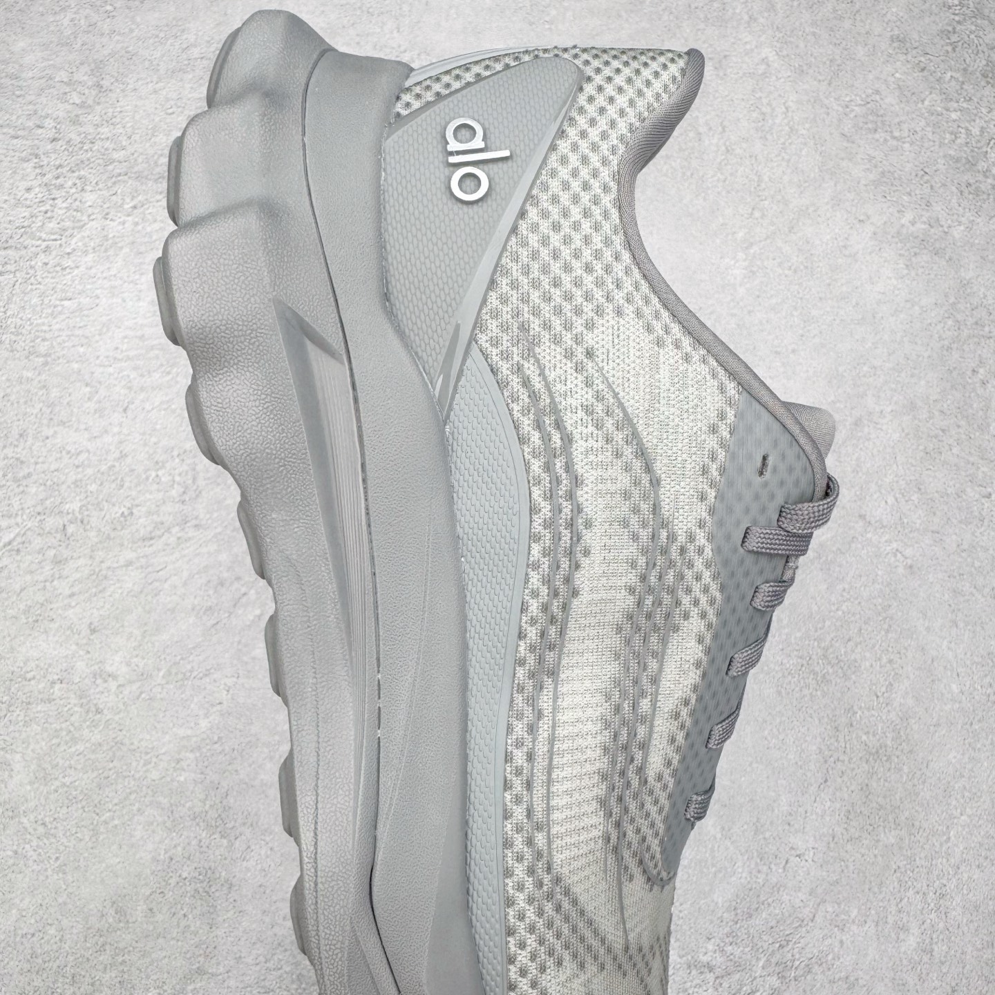 图片[6]-＃Lw纯原 Alo yoga Alo Runner 舒适百搭防滑耐磨低帮跑步鞋 Alo Yoga于2007年创立于洛杉矶，意在传播有意识的运动，同时激发人们的健康意识与创造力。品牌的核心理念在于制作能够带来完美体验的瑜伽服饰与功能性单品，让有意识的运动触入并改变生活。Alo Yoga将其设计延伸到日常服饰概念，坚持不懈地捕捉当代时尚潮流，将品牌的运动美学理念、精致前卫的设计与舒适功能面料完美结合。与此同时，Alo Yoga的设计受到了时尚界人士与名人们的追捧，Talor Swift、Kendall Jenner等街拍照片中都曾出现品牌不同单品的身影。尺码：36 36.5 37.5 38 38.5 39 40 40.5 41 42 42.5 43 44 44.5 45-选品中心