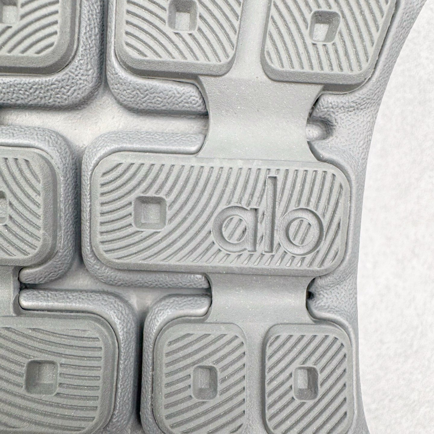 图片[19]-＃Lw纯原 Alo yoga Alo Runner 舒适百搭防滑耐磨低帮跑步鞋 Alo Yoga于2007年创立于洛杉矶，意在传播有意识的运动，同时激发人们的健康意识与创造力。品牌的核心理念在于制作能够带来完美体验的瑜伽服饰与功能性单品，让有意识的运动触入并改变生活。Alo Yoga将其设计延伸到日常服饰概念，坚持不懈地捕捉当代时尚潮流，将品牌的运动美学理念、精致前卫的设计与舒适功能面料完美结合。与此同时，Alo Yoga的设计受到了时尚界人士与名人们的追捧，Talor Swift、Kendall Jenner等街拍照片中都曾出现品牌不同单品的身影。尺码：36 36.5 37.5 38 38.5 39 40 40.5 41 42 42.5 43 44 44.5 45-选品中心