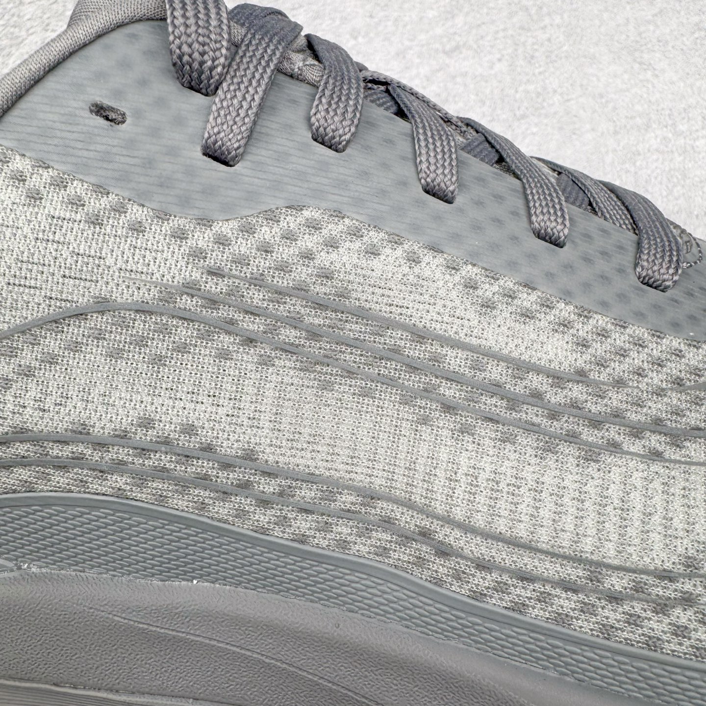 图片[17]-＃Lw纯原 Alo yoga Alo Runner 舒适百搭防滑耐磨低帮跑步鞋 Alo Yoga于2007年创立于洛杉矶，意在传播有意识的运动，同时激发人们的健康意识与创造力。品牌的核心理念在于制作能够带来完美体验的瑜伽服饰与功能性单品，让有意识的运动触入并改变生活。Alo Yoga将其设计延伸到日常服饰概念，坚持不懈地捕捉当代时尚潮流，将品牌的运动美学理念、精致前卫的设计与舒适功能面料完美结合。与此同时，Alo Yoga的设计受到了时尚界人士与名人们的追捧，Talor Swift、Kendall Jenner等街拍照片中都曾出现品牌不同单品的身影。尺码：36 36.5 37.5 38 38.5 39 40 40.5 41 42 42.5 43 44 44.5 45-选品中心